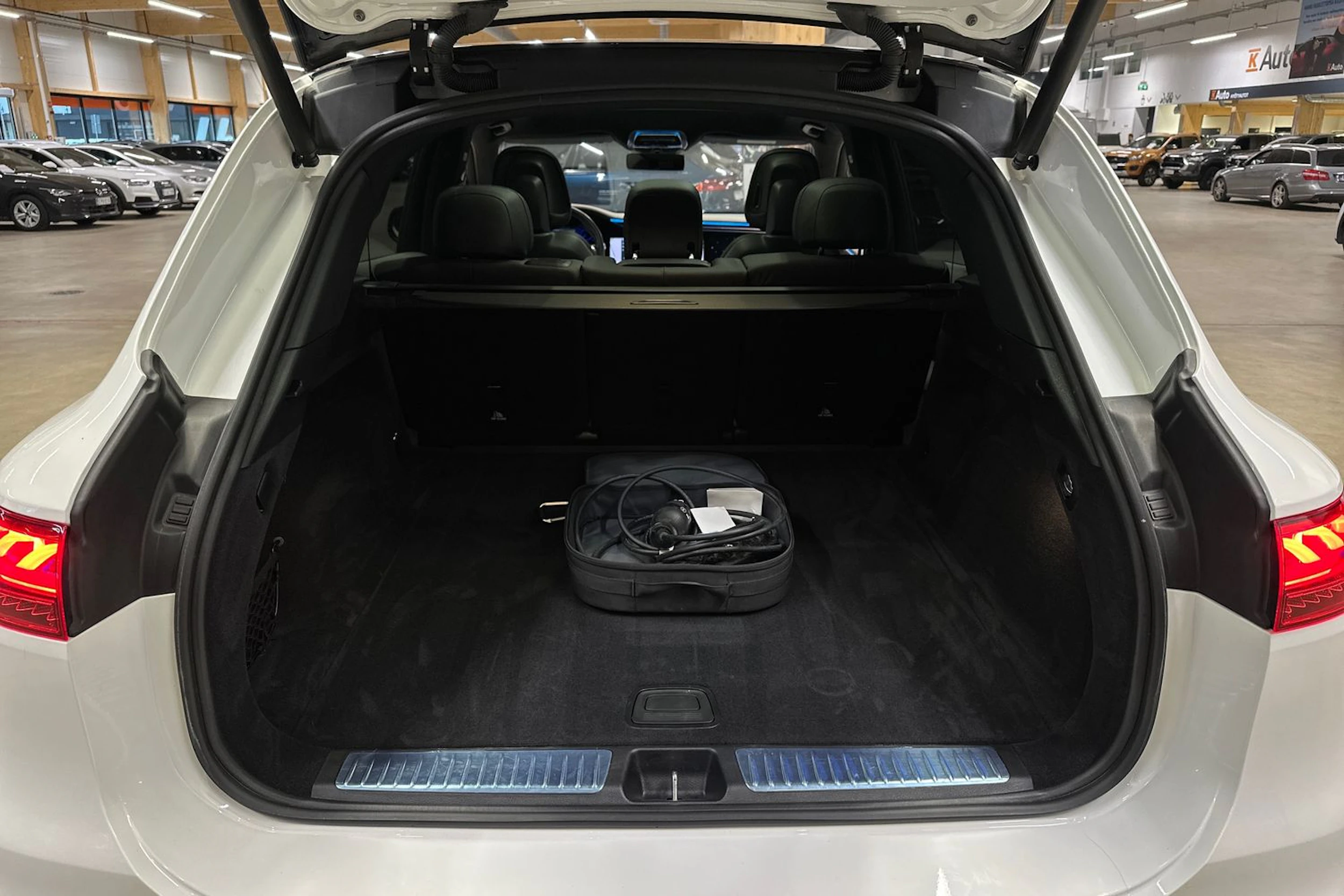 valkoinen Mercedes-Benz EQS SUV 2023 kuva 32.