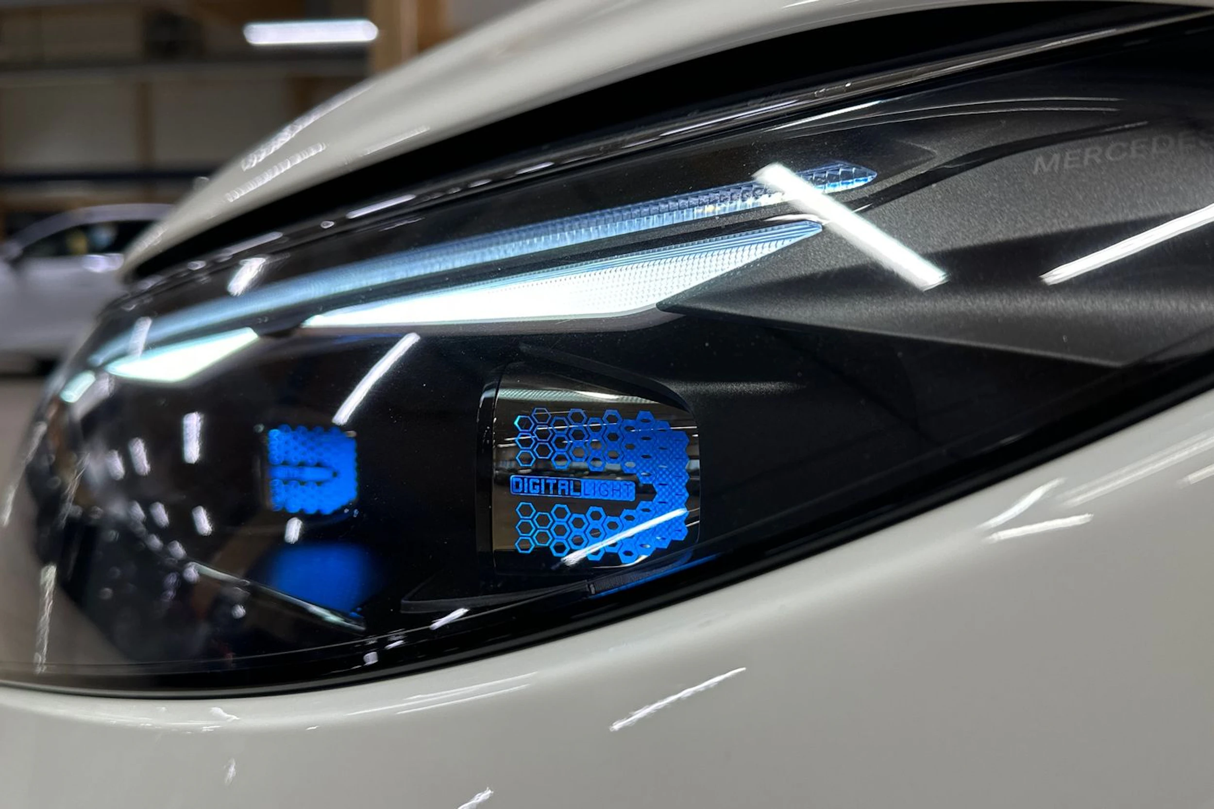 valkoinen Mercedes-Benz EQS SUV 2023 kuva 36.