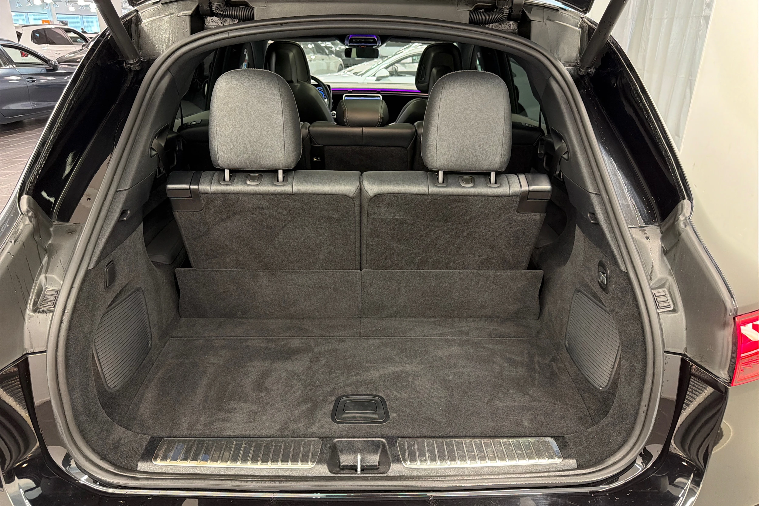 Musta Mercedes-Benz EQS SUV 2024 kuva 11.