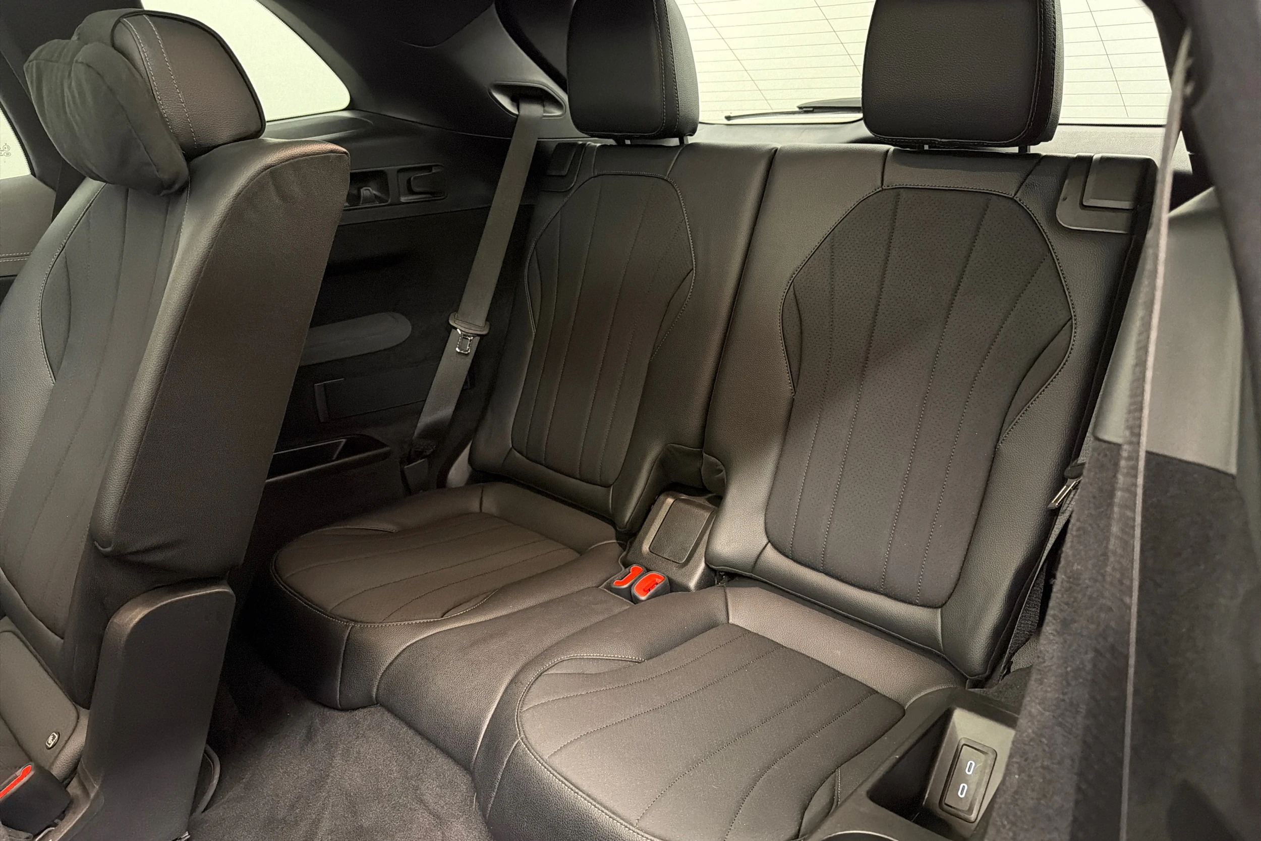 Musta Mercedes-Benz EQS SUV 2024 kuva 14.