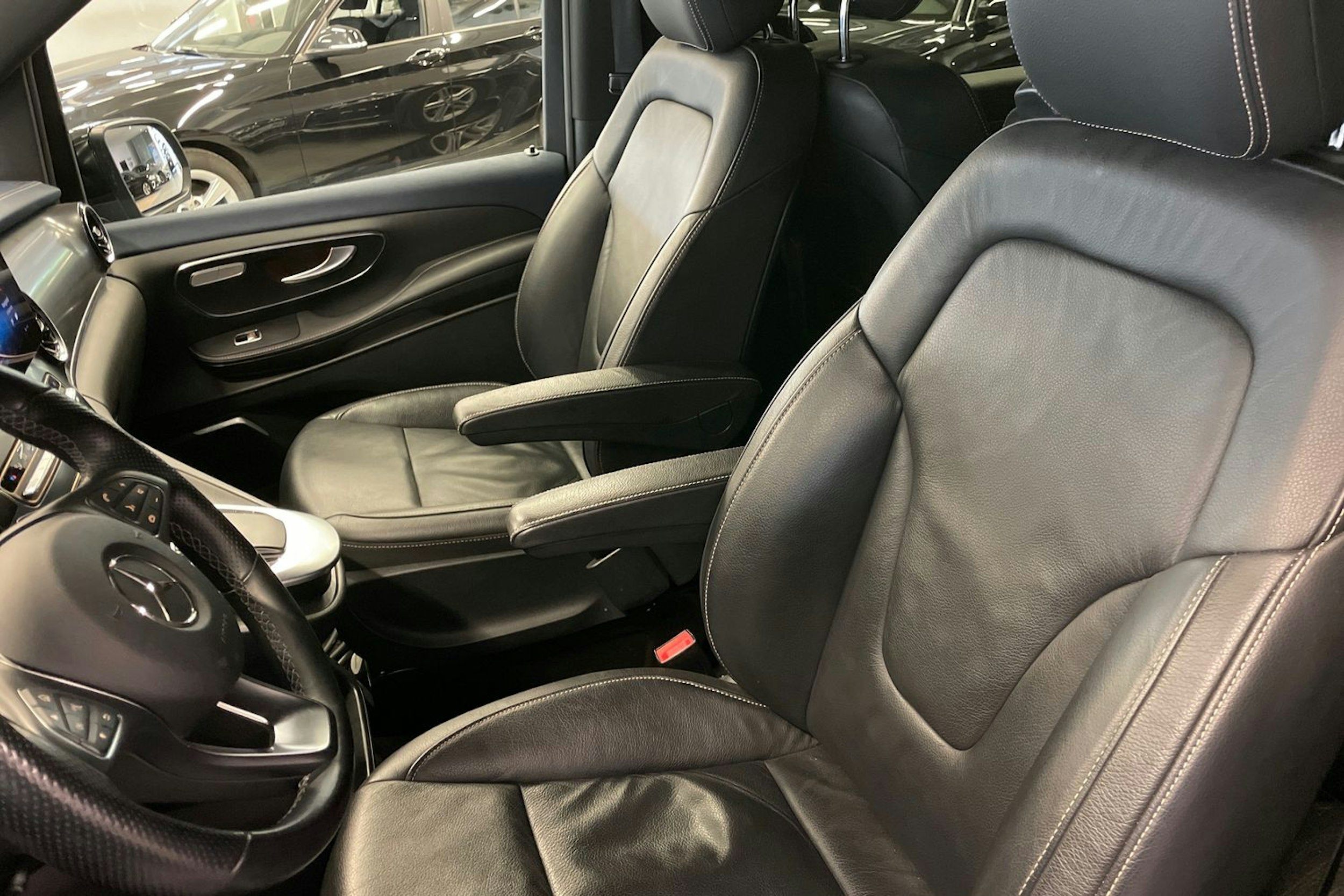 Harmaa Mercedes-Benz EQV 2020 kuva 24.