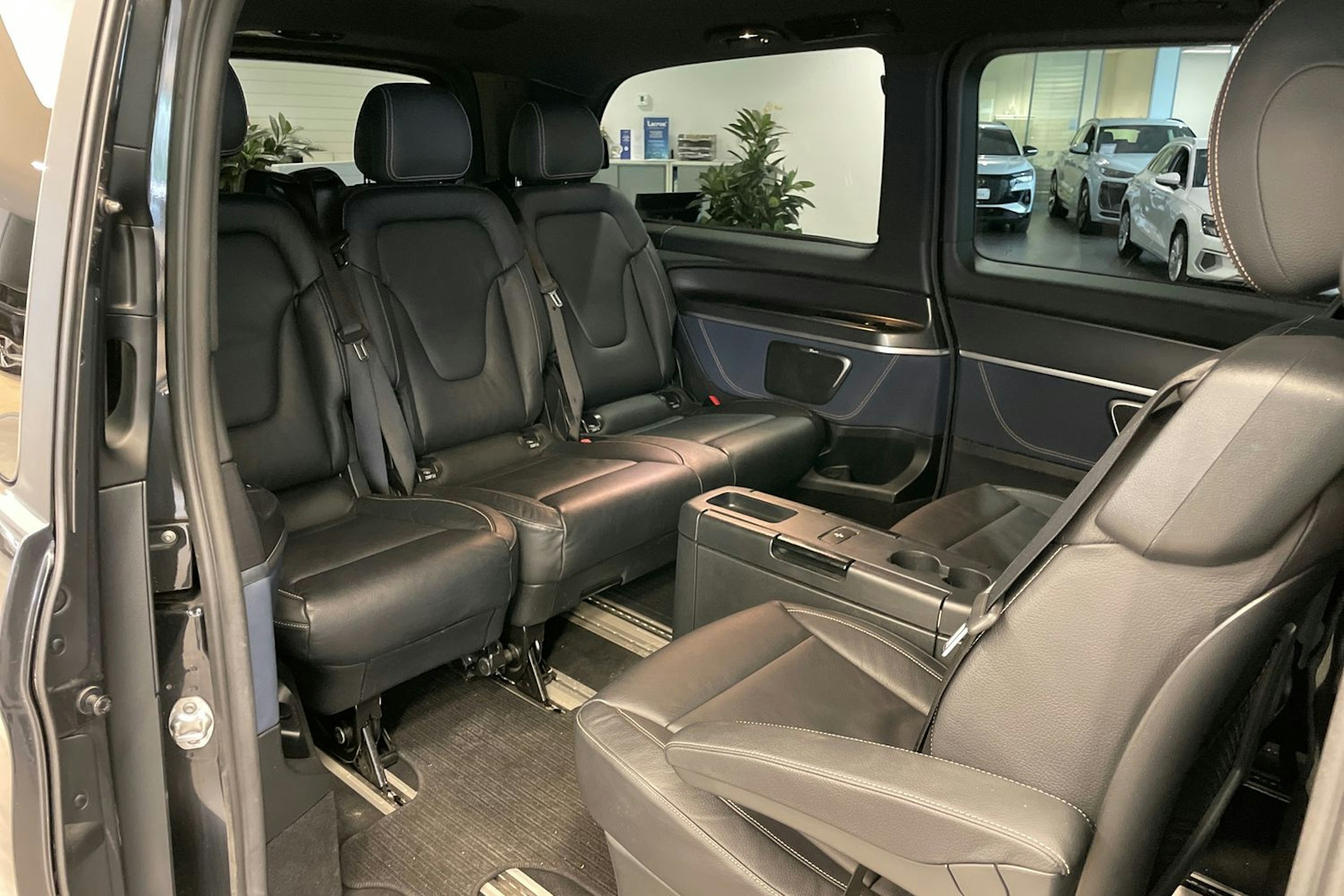 Harmaa Mercedes-Benz EQV 2020 kuva 30.