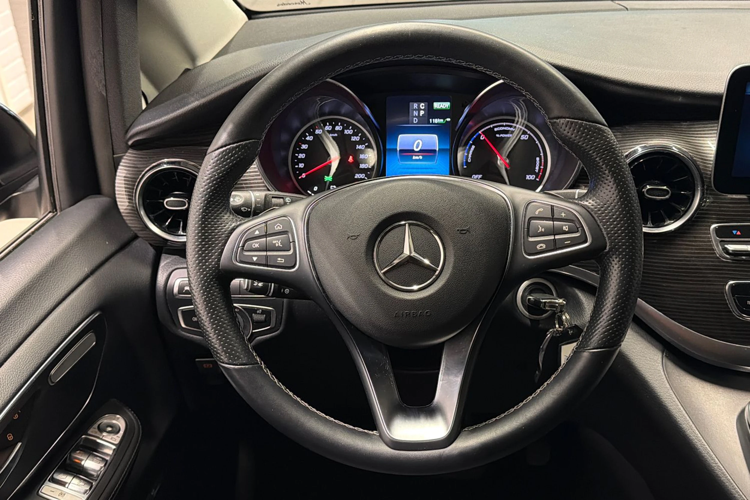 harmaa Mercedes-Benz EQV 2020 kuva 15.