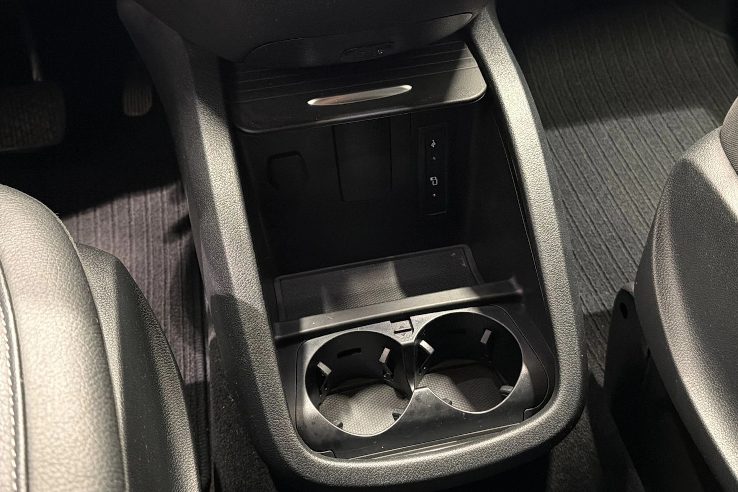 harmaa Mercedes-Benz EQV 2020 kuva 22.