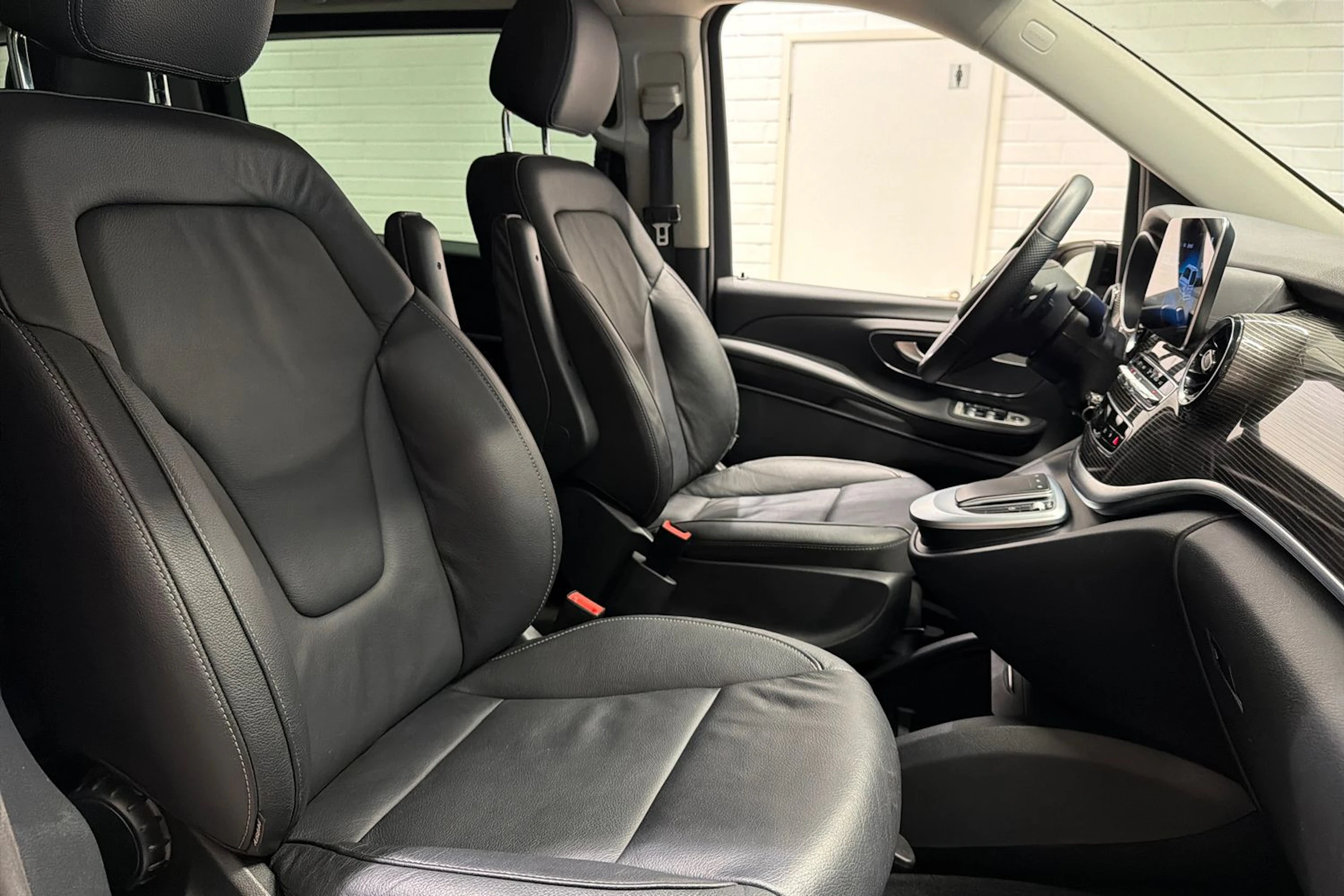 harmaa Mercedes-Benz EQV 2020 kuva 27.
