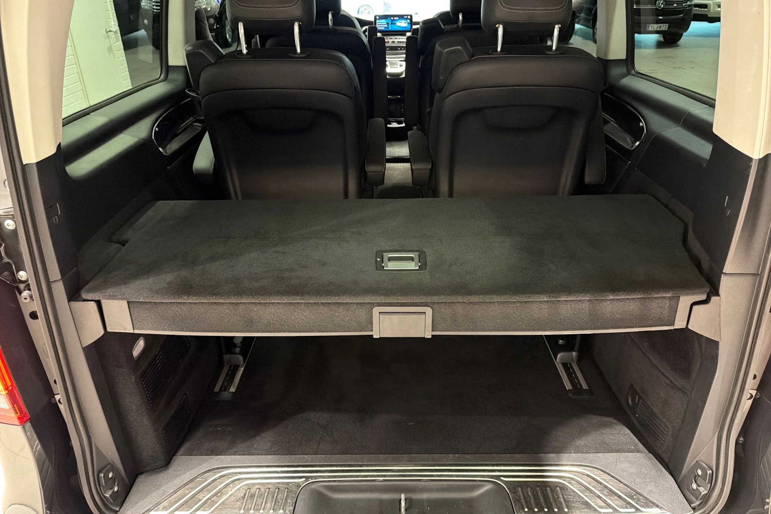 harmaa Mercedes-Benz EQV 2020 kuva 37.