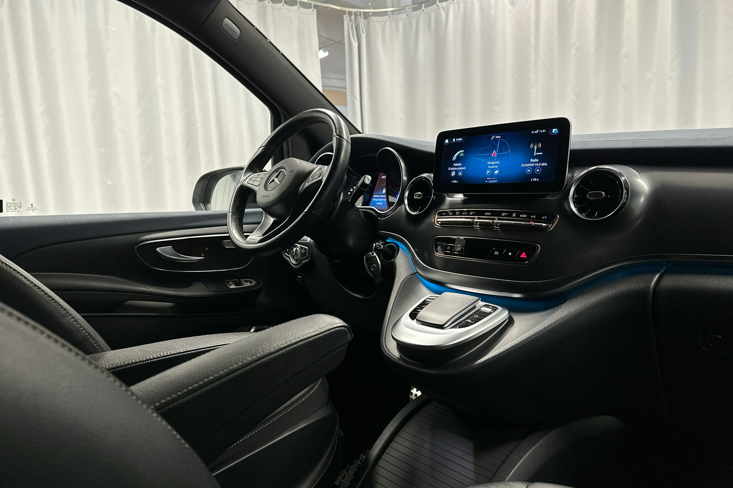 valkoinen Mercedes-Benz EQV 2020 kuva 6.