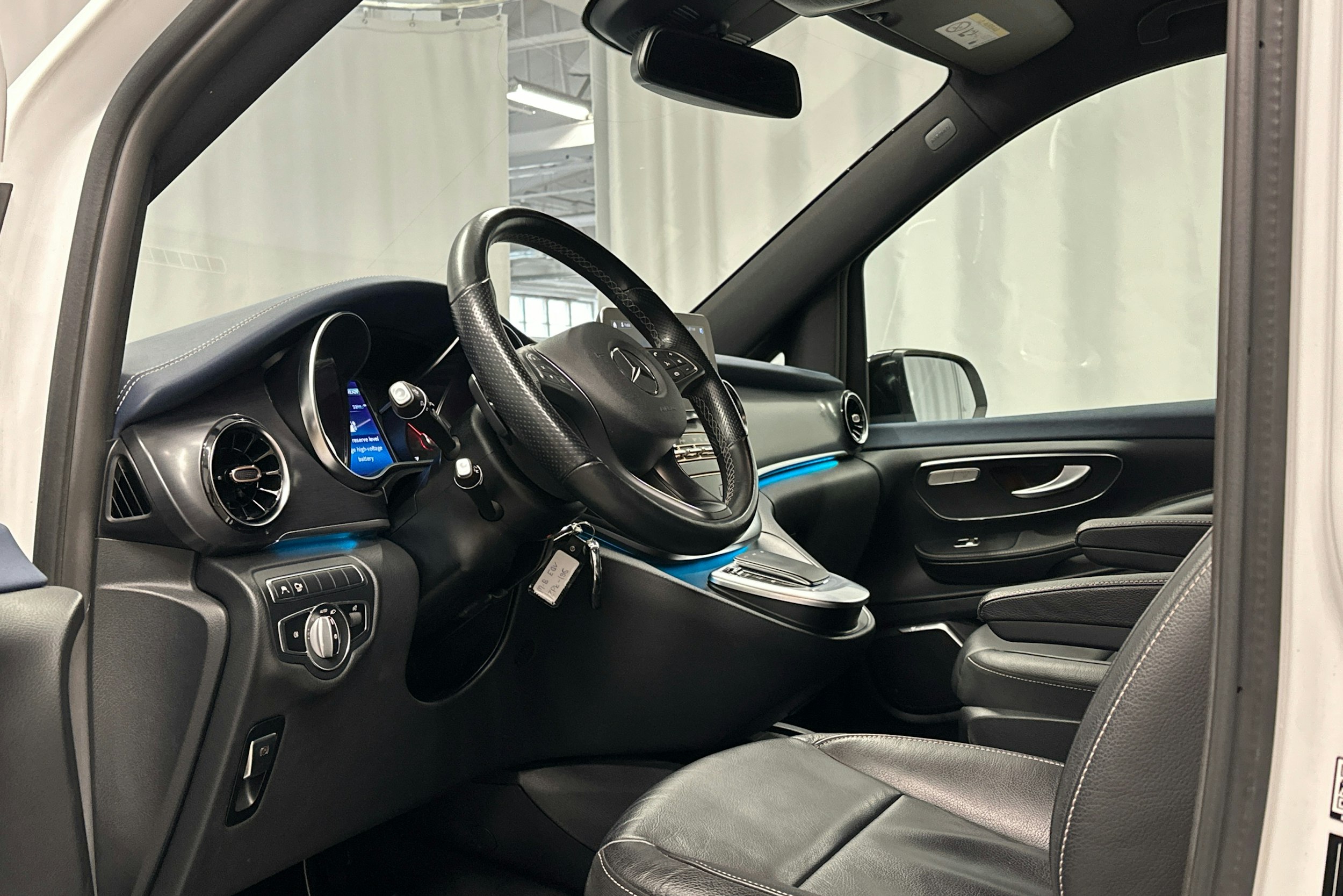valkoinen Mercedes-Benz EQV 2020 kuva 9.
