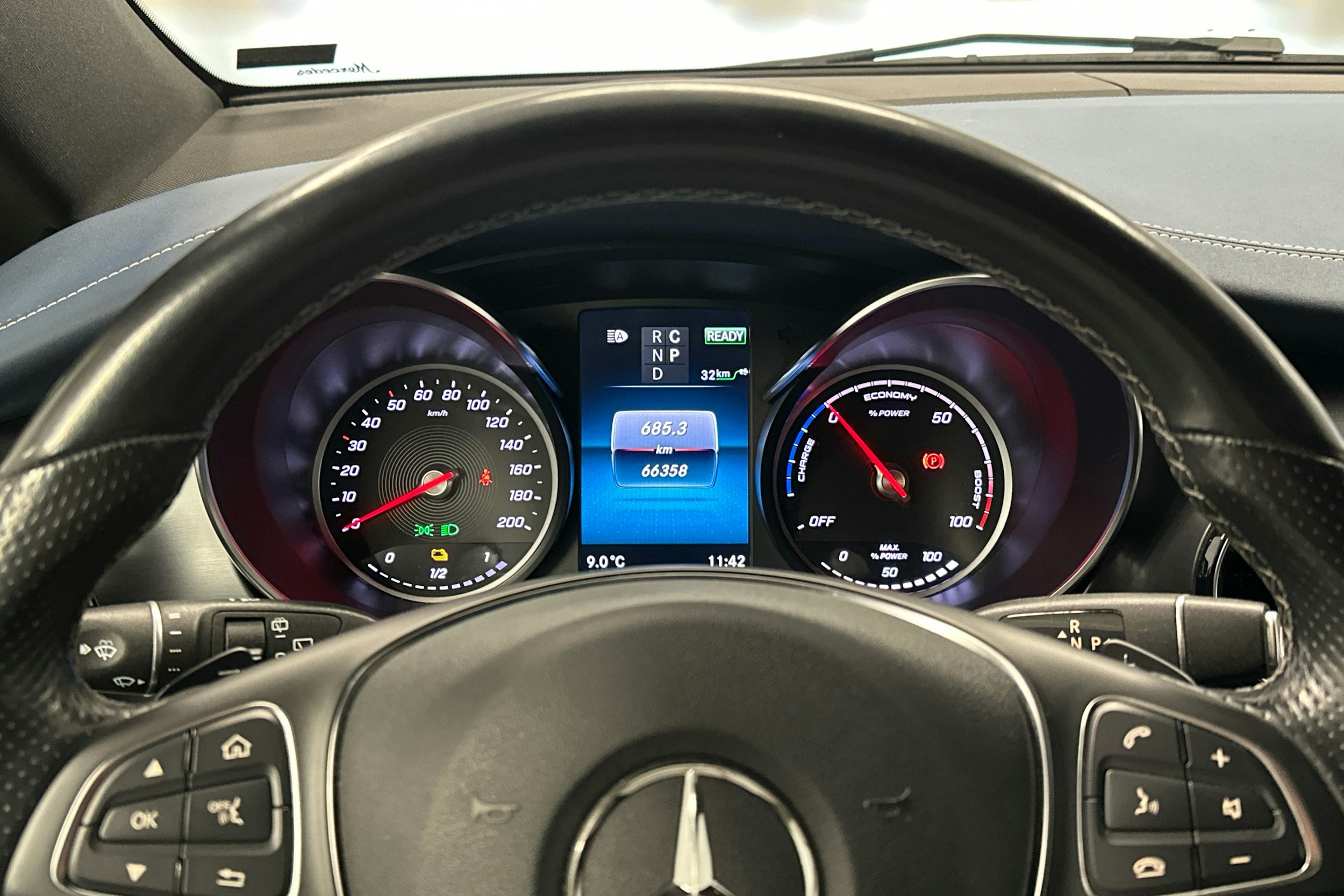 valkoinen Mercedes-Benz EQV 2020 kuva 10.