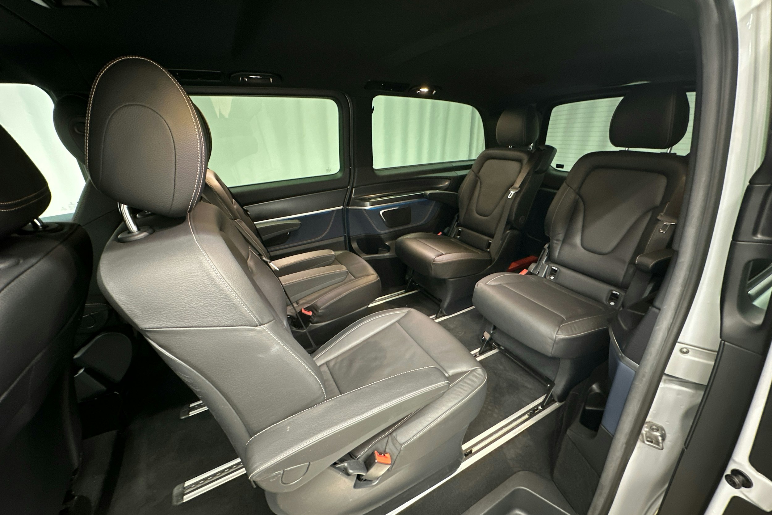 valkoinen Mercedes-Benz EQV 2020 kuva 21.