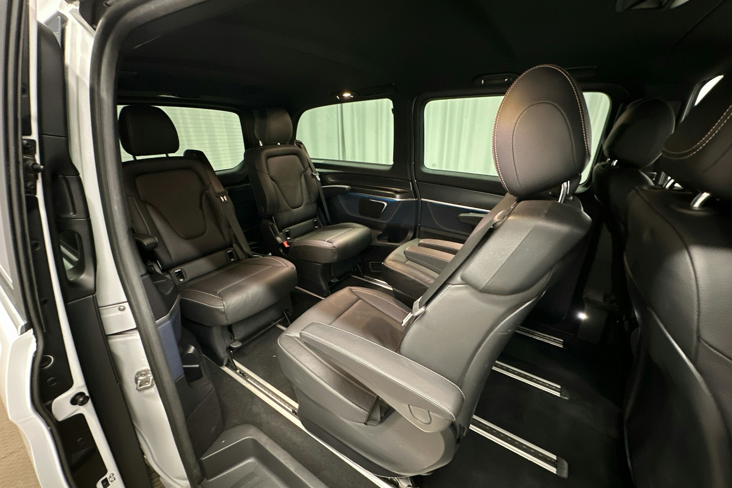valkoinen Mercedes-Benz EQV 2020 kuva 22.