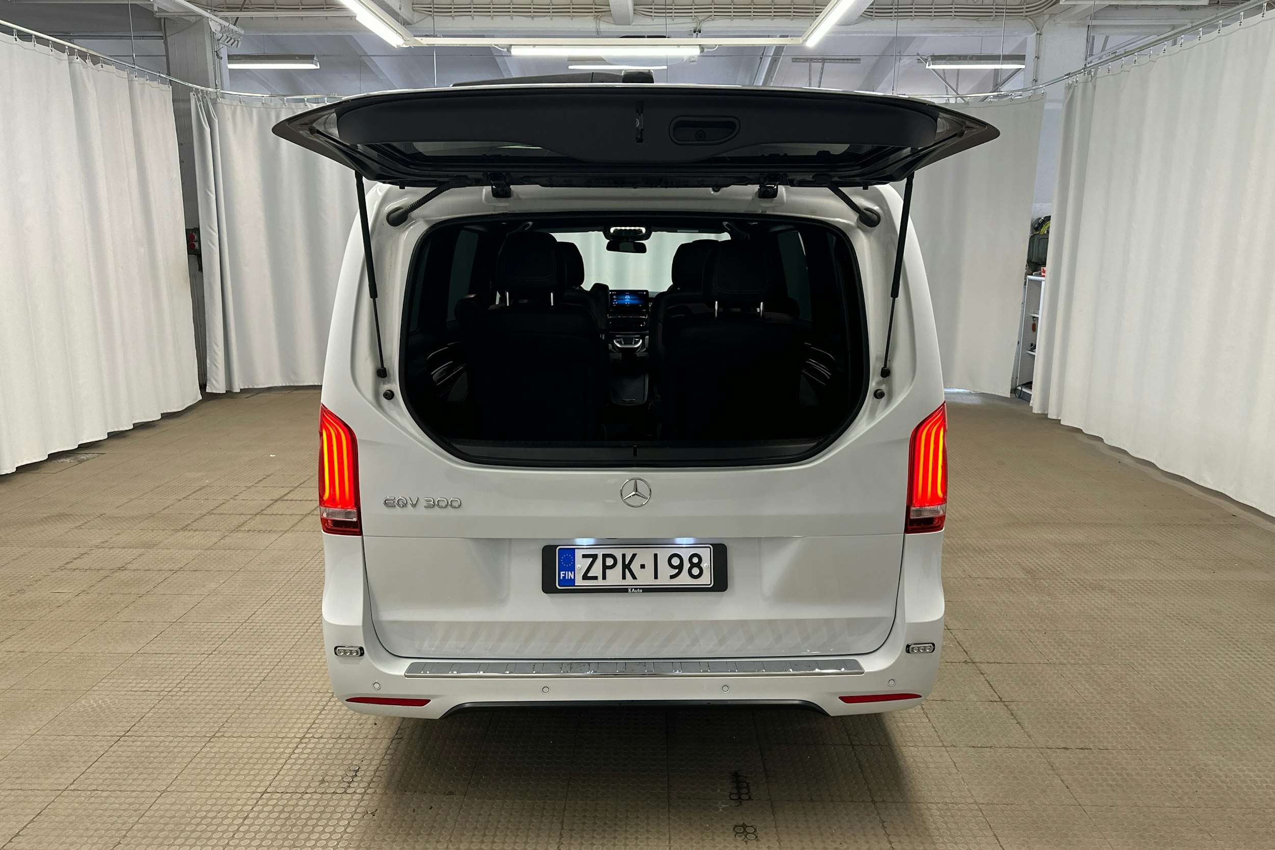 valkoinen Mercedes-Benz EQV 2020 kuva 23.
