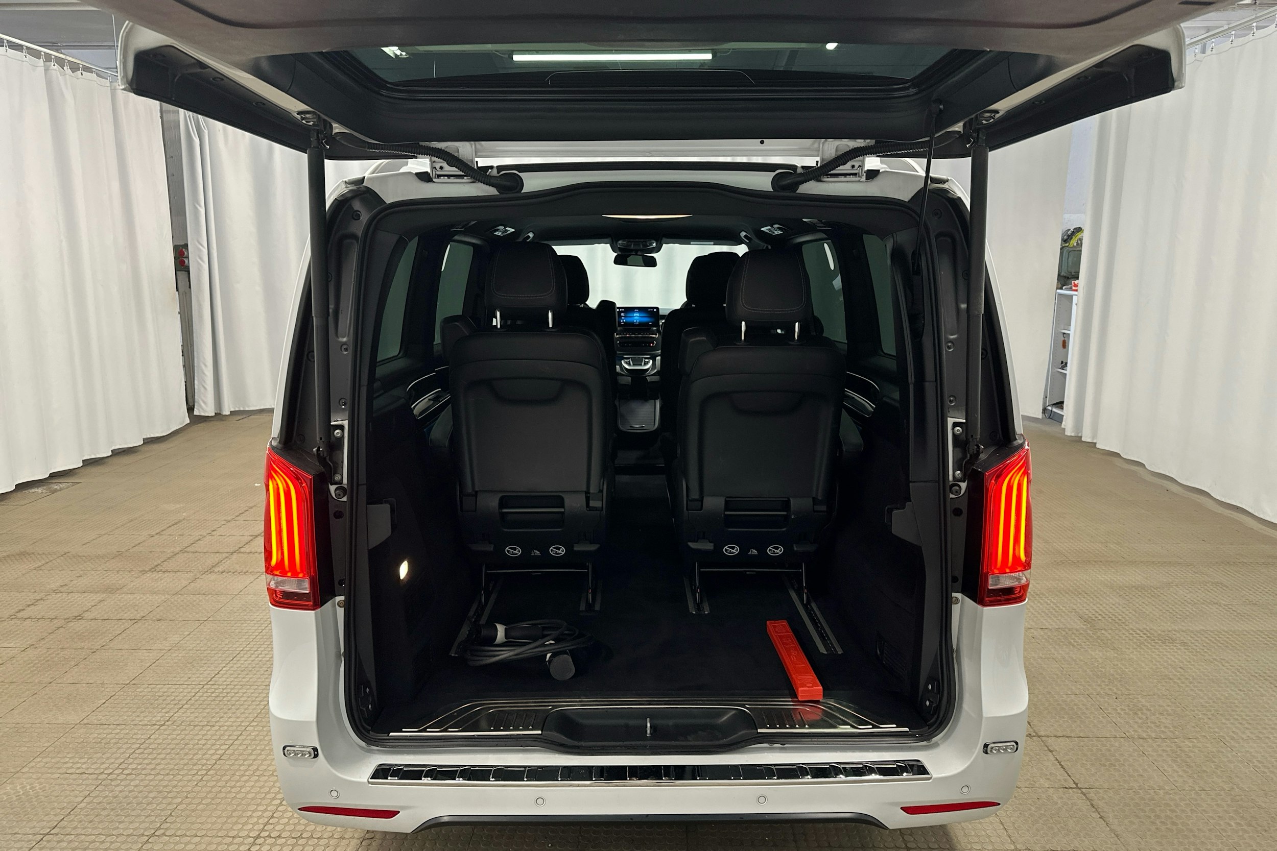 valkoinen Mercedes-Benz EQV 2020 kuva 24.