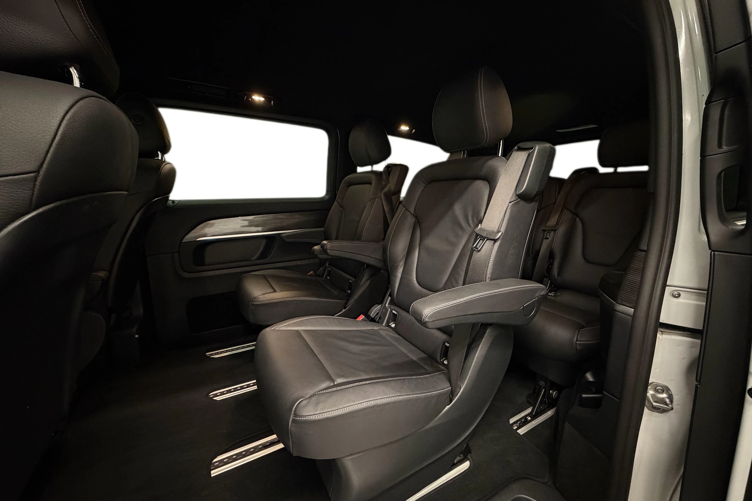 valkoinen Mercedes-Benz EQV 2022 kuva 8.