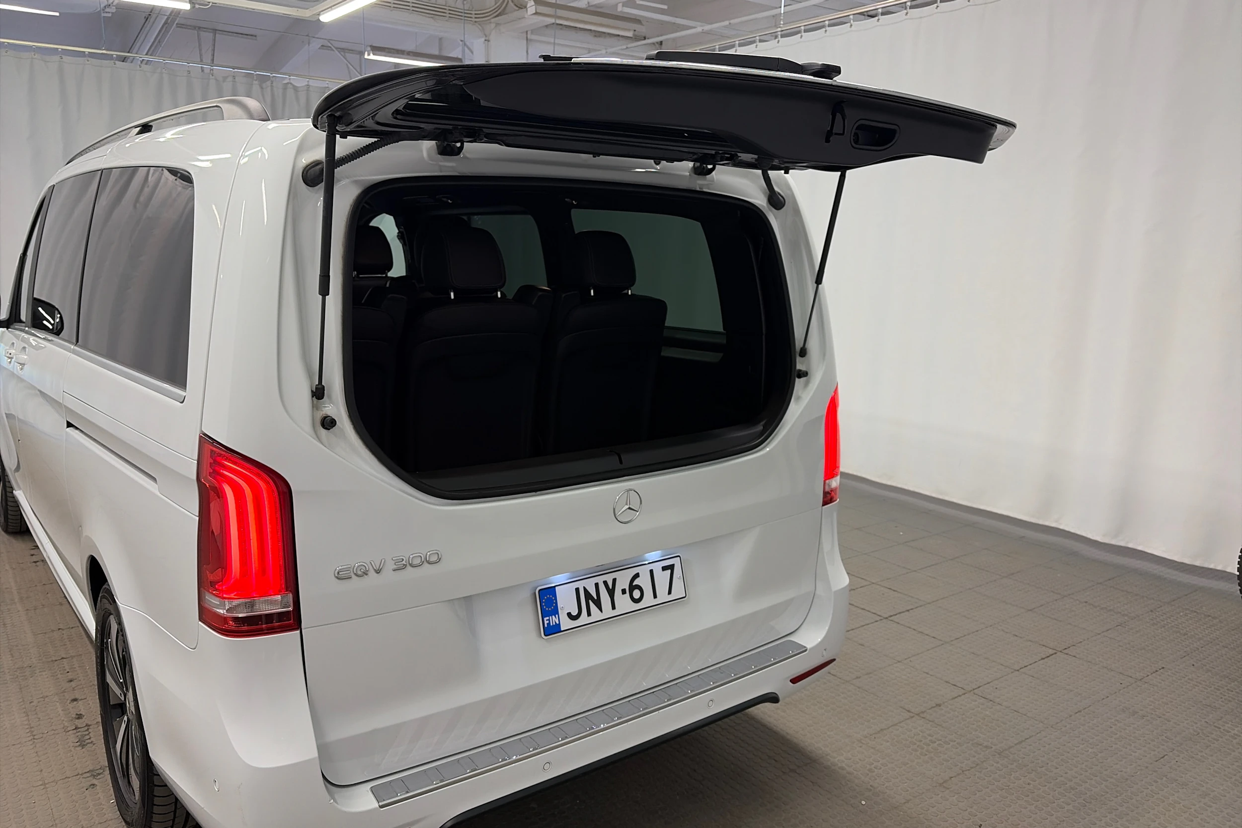 valkoinen Mercedes-Benz EQV 2022 kuva 23.