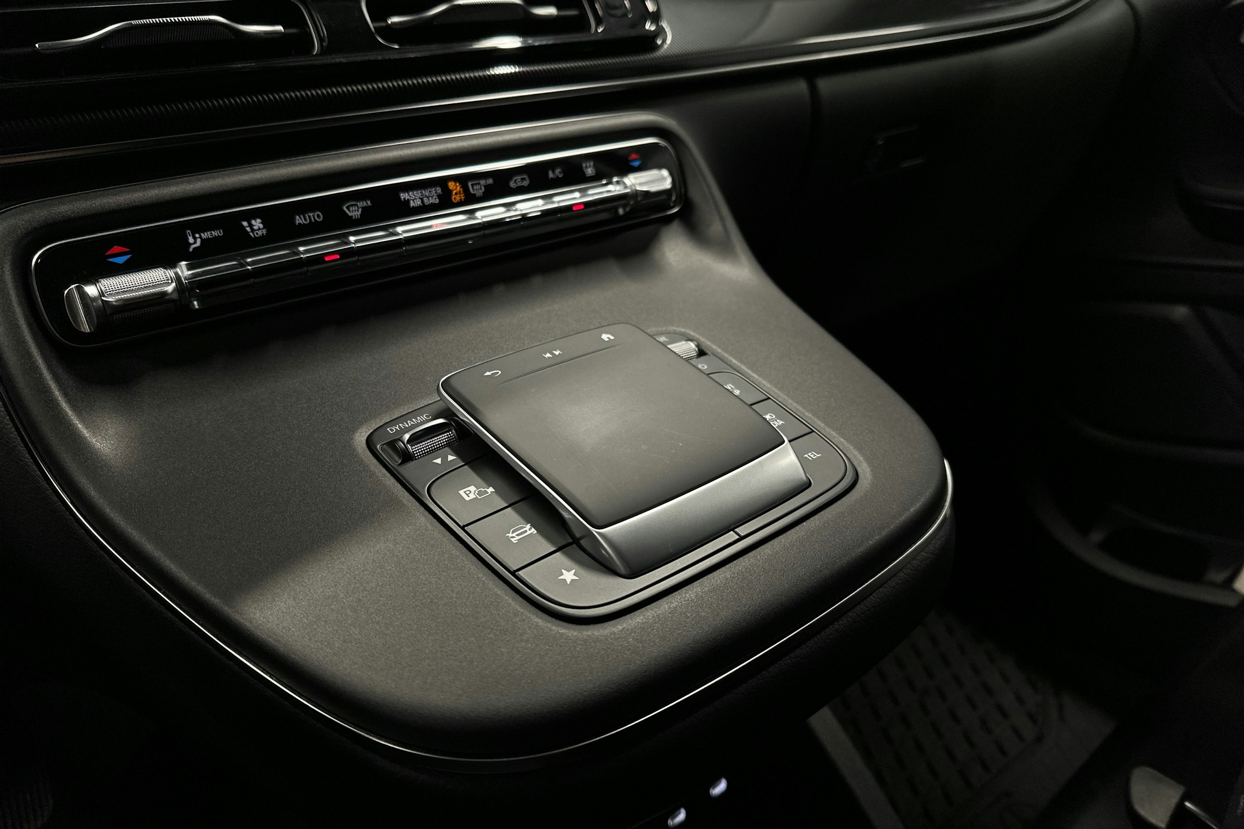 harmaa Mercedes-Benz EQV 2024 kuva 24.