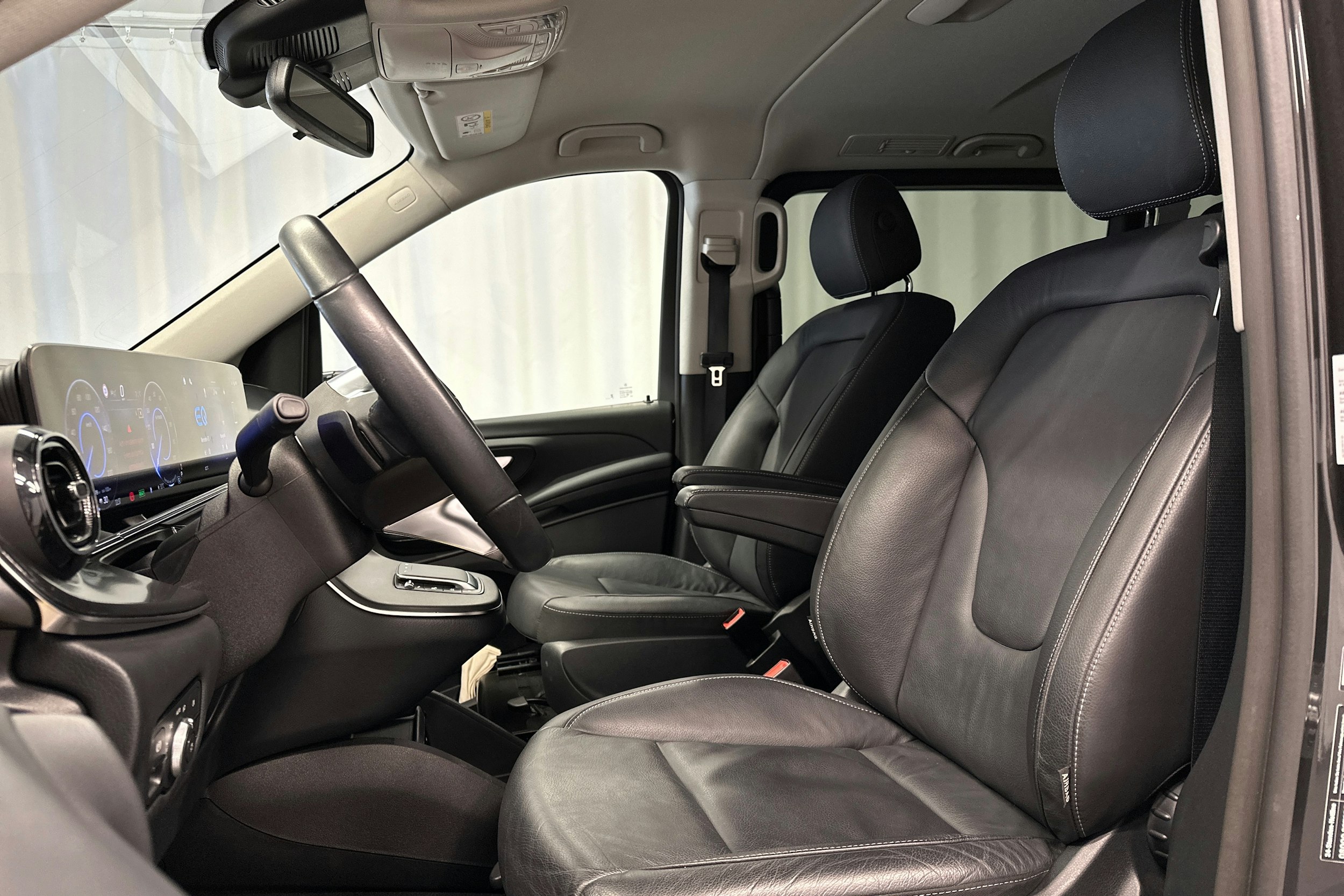 harmaa Mercedes-Benz EQV 2024 kuva 26.