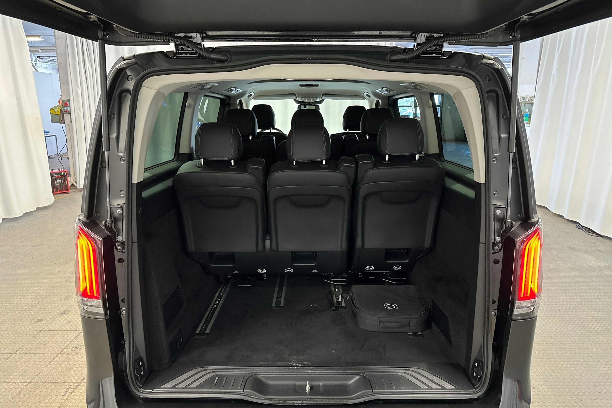 harmaa Mercedes-Benz EQV 2024 kuva 27.