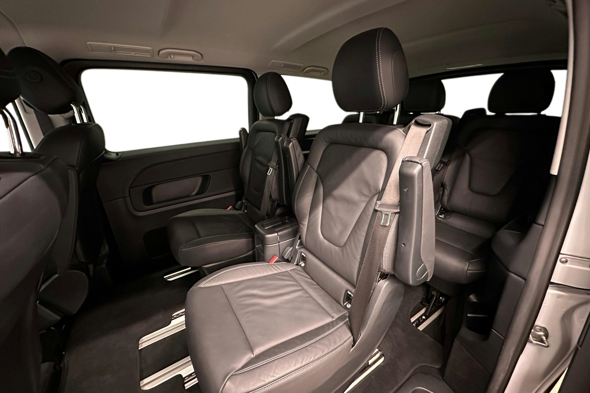 valkoinen Mercedes-Benz EQV 2024 kuva 11.