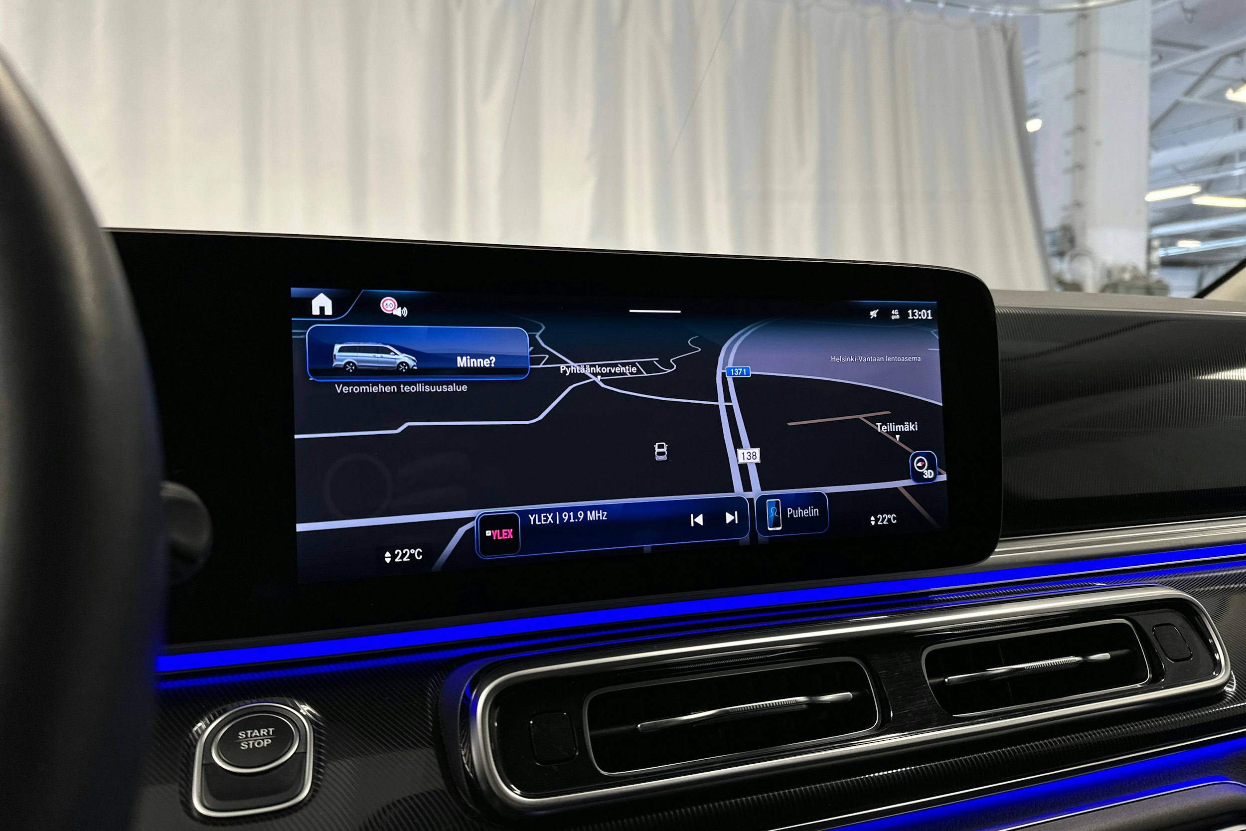 valkoinen Mercedes-Benz EQV 2024 kuva 16.