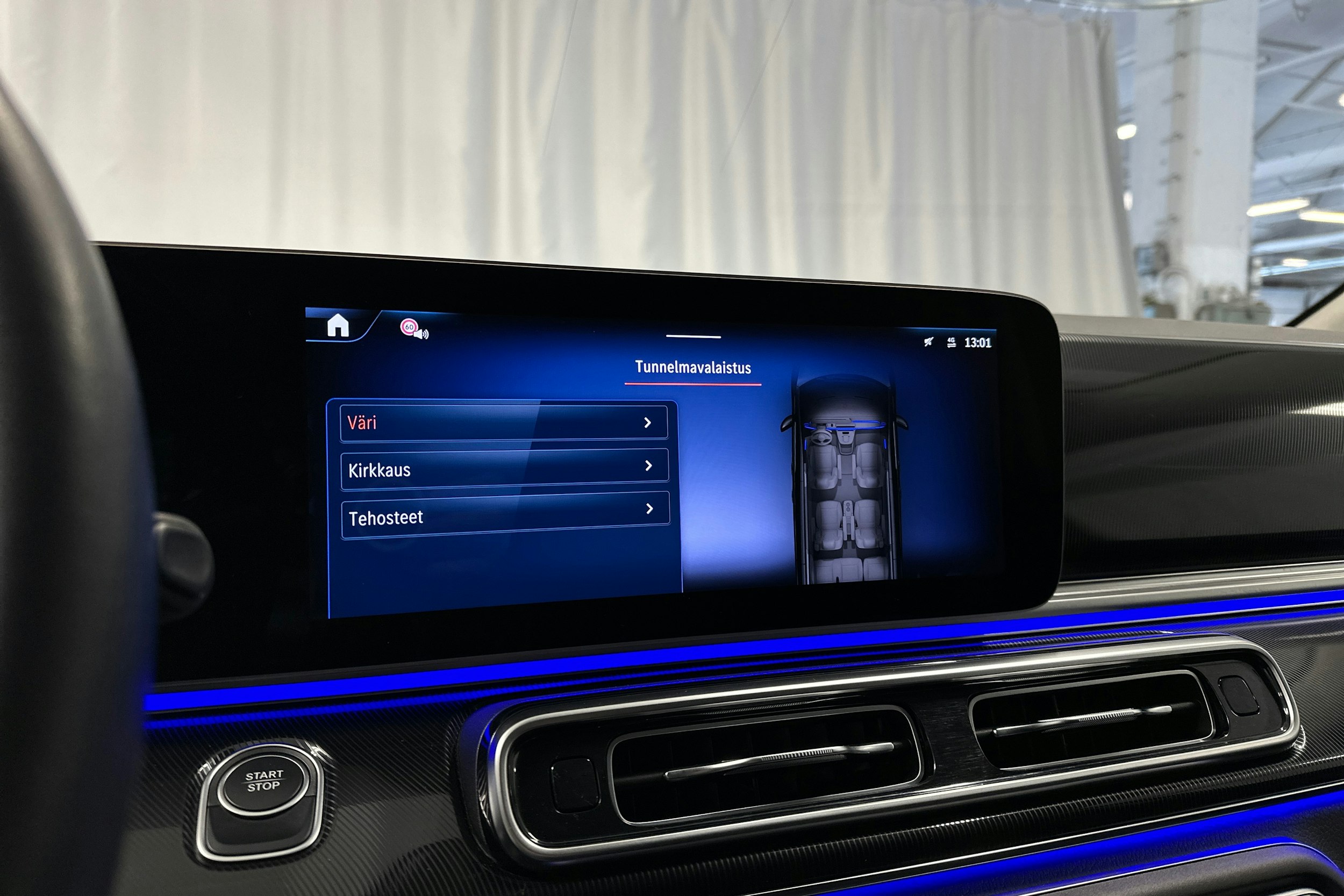 valkoinen Mercedes-Benz EQV 2024 kuva 17.