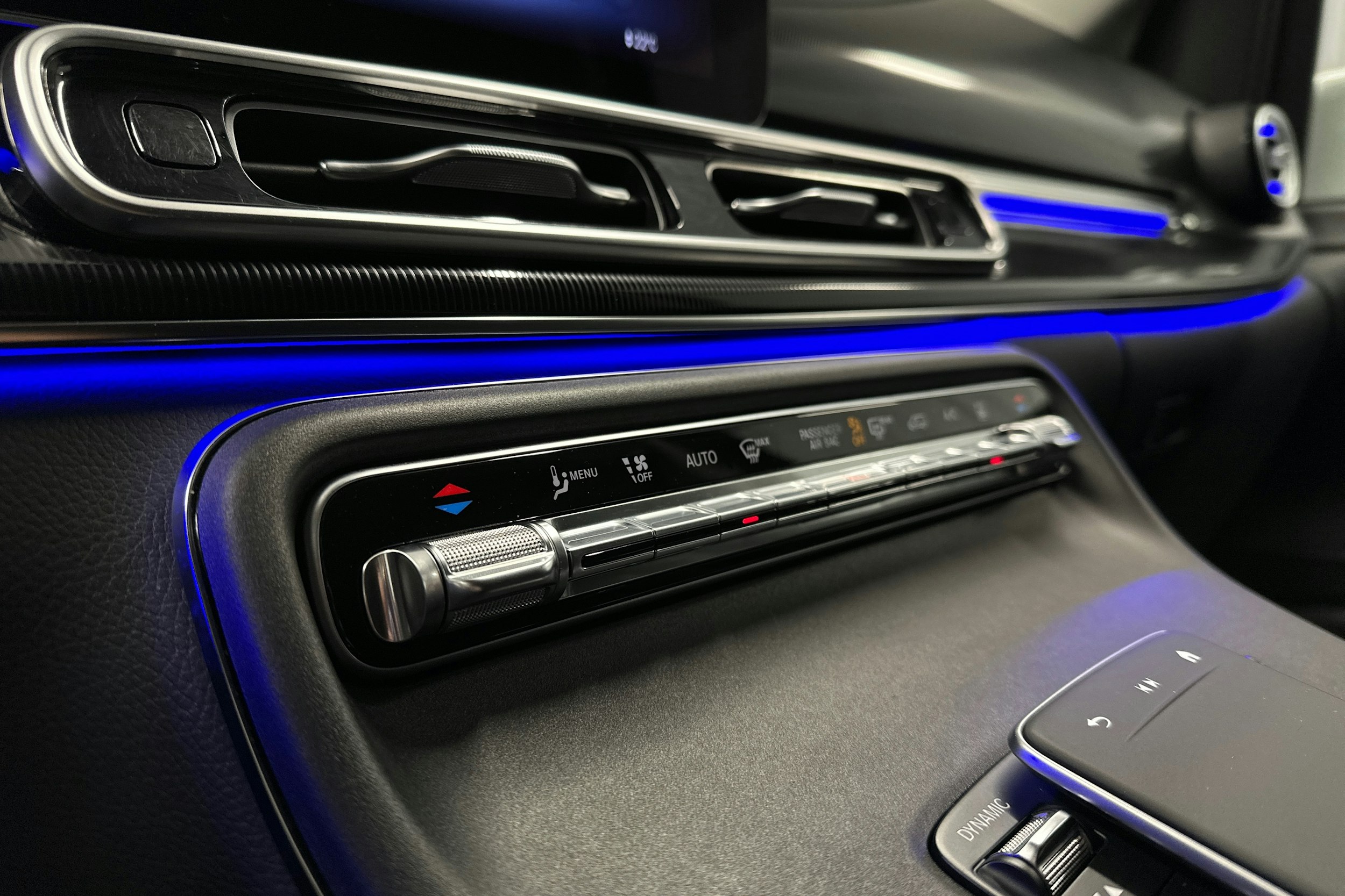 valkoinen Mercedes-Benz EQV 2024 kuva 22.