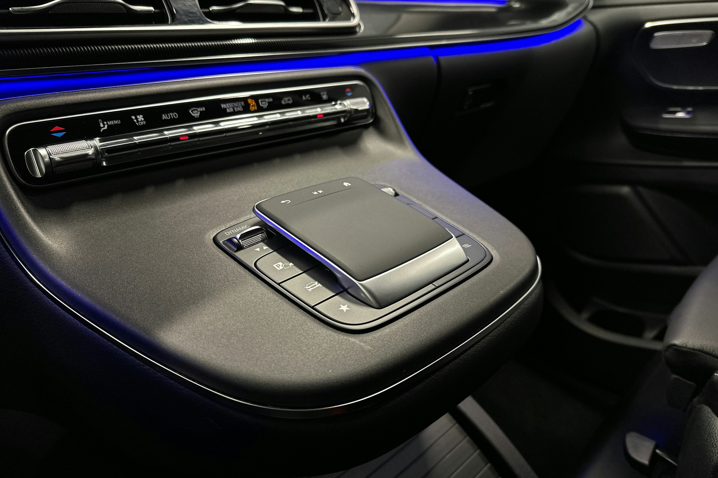 valkoinen Mercedes-Benz EQV 2024 kuva 23.