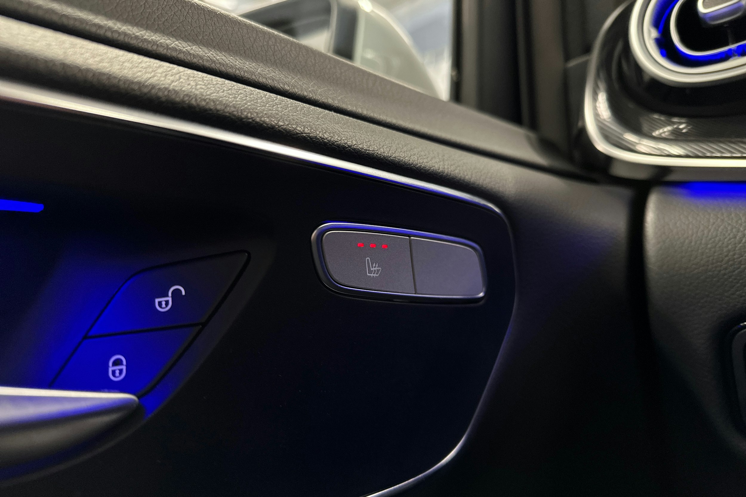 valkoinen Mercedes-Benz EQV 2024 kuva 24.