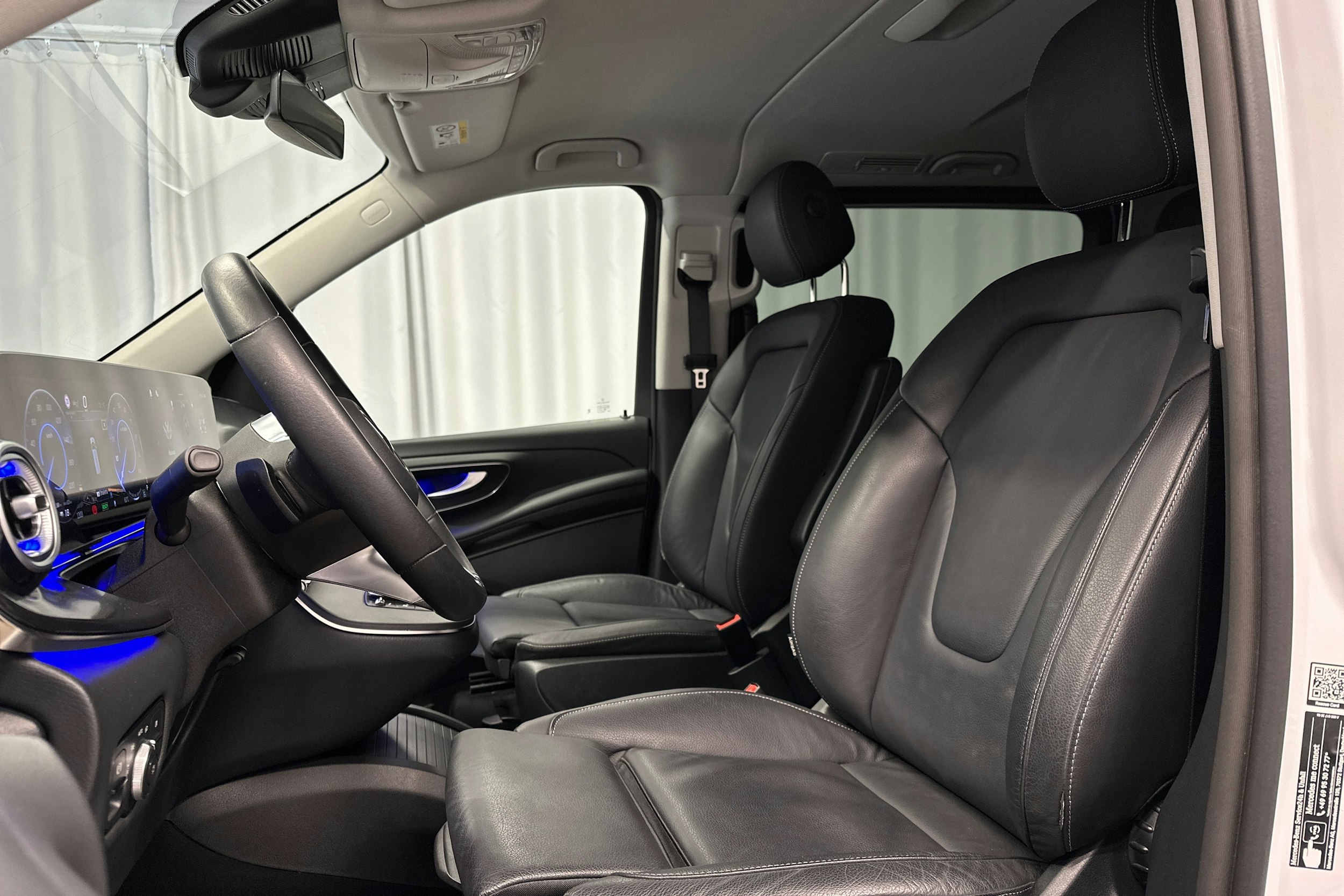 valkoinen Mercedes-Benz EQV 2024 kuva 25.