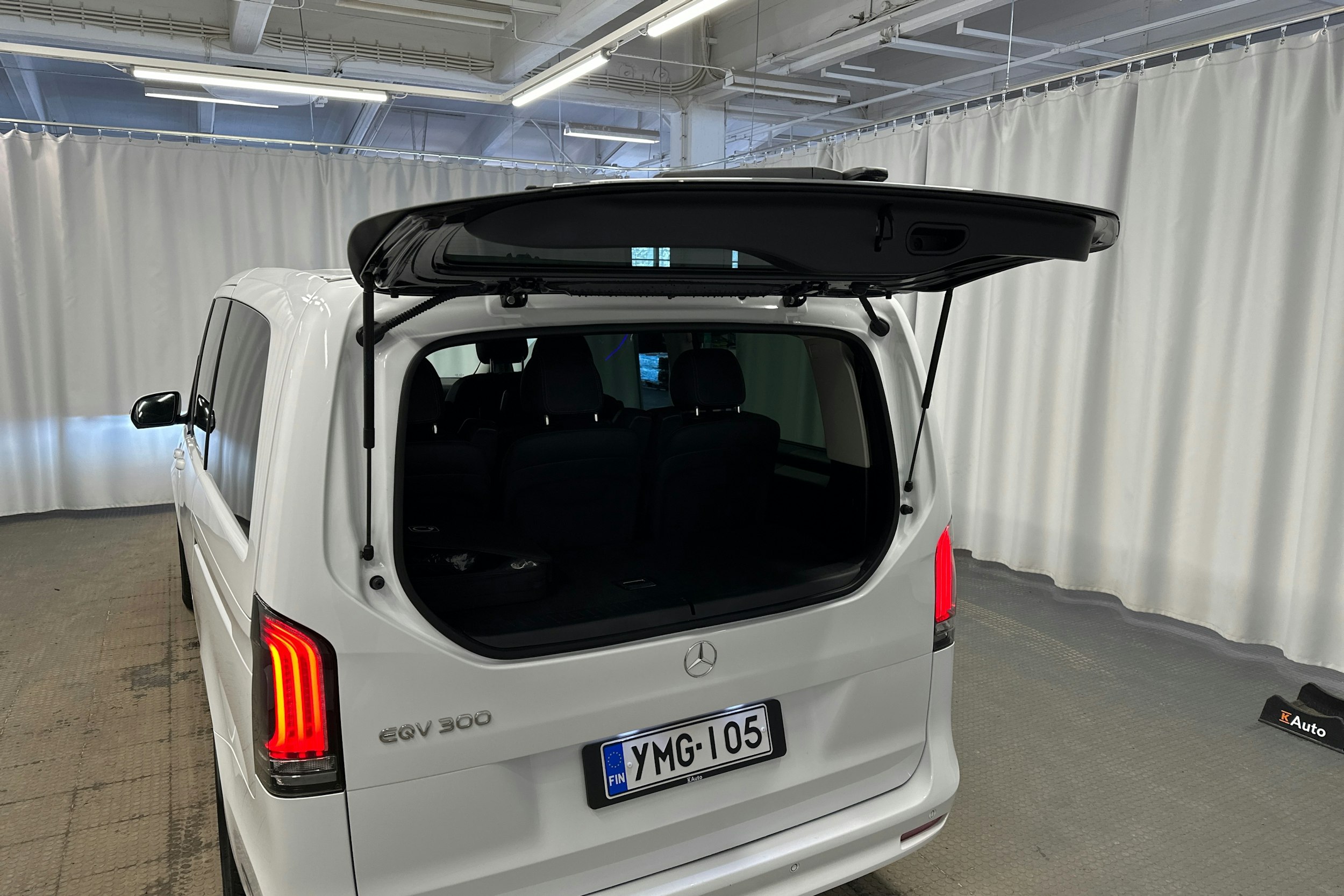 valkoinen Mercedes-Benz EQV 2024 kuva 26.