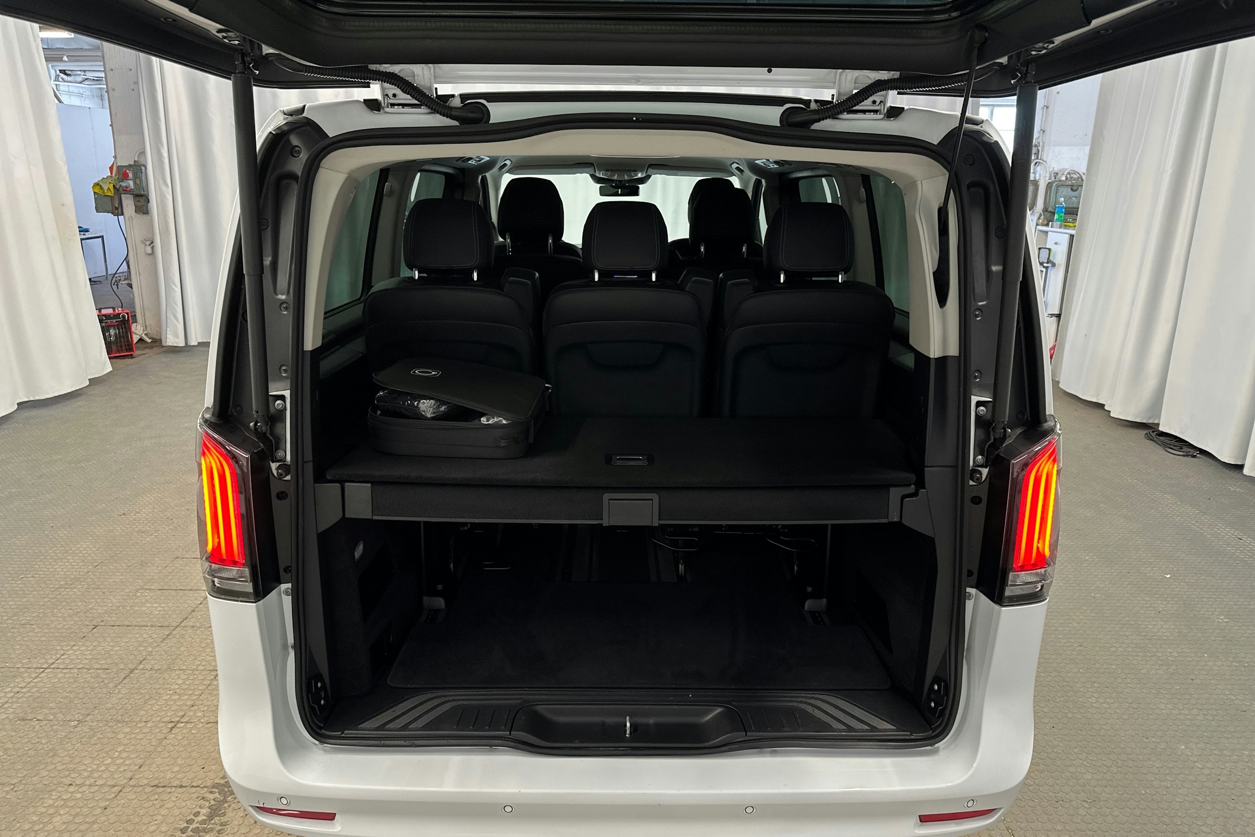 valkoinen Mercedes-Benz EQV 2024 kuva 27.