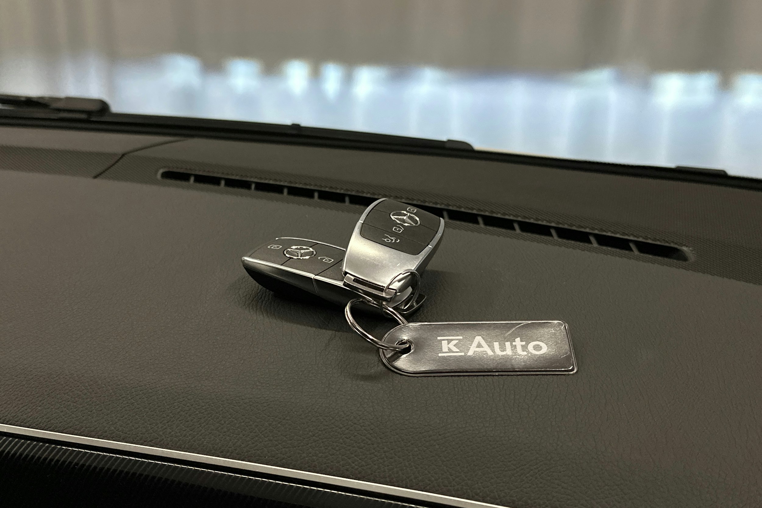 valkoinen Mercedes-Benz EQV 2024 kuva 30.