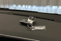 valkoinen Mercedes-Benz EQV 2024 kuva 30.