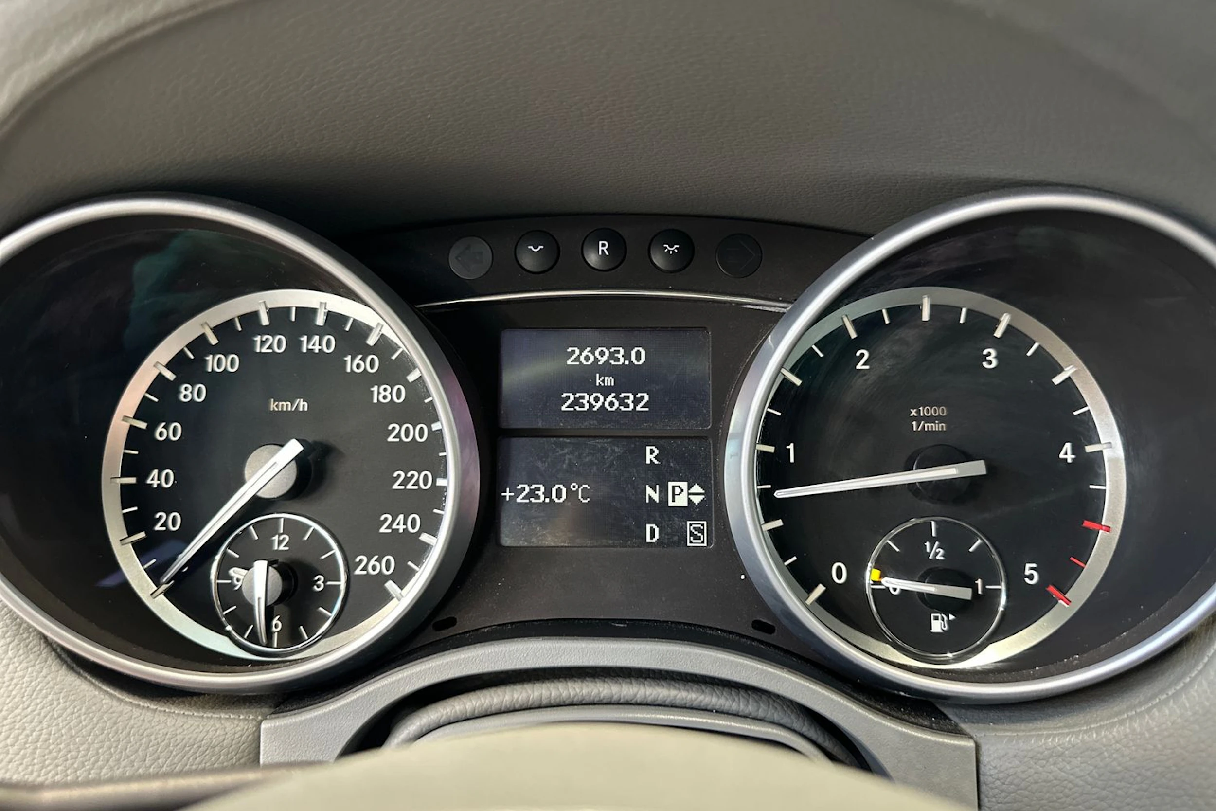 Musta Mercedes-Benz GL 2010 kuva 20.