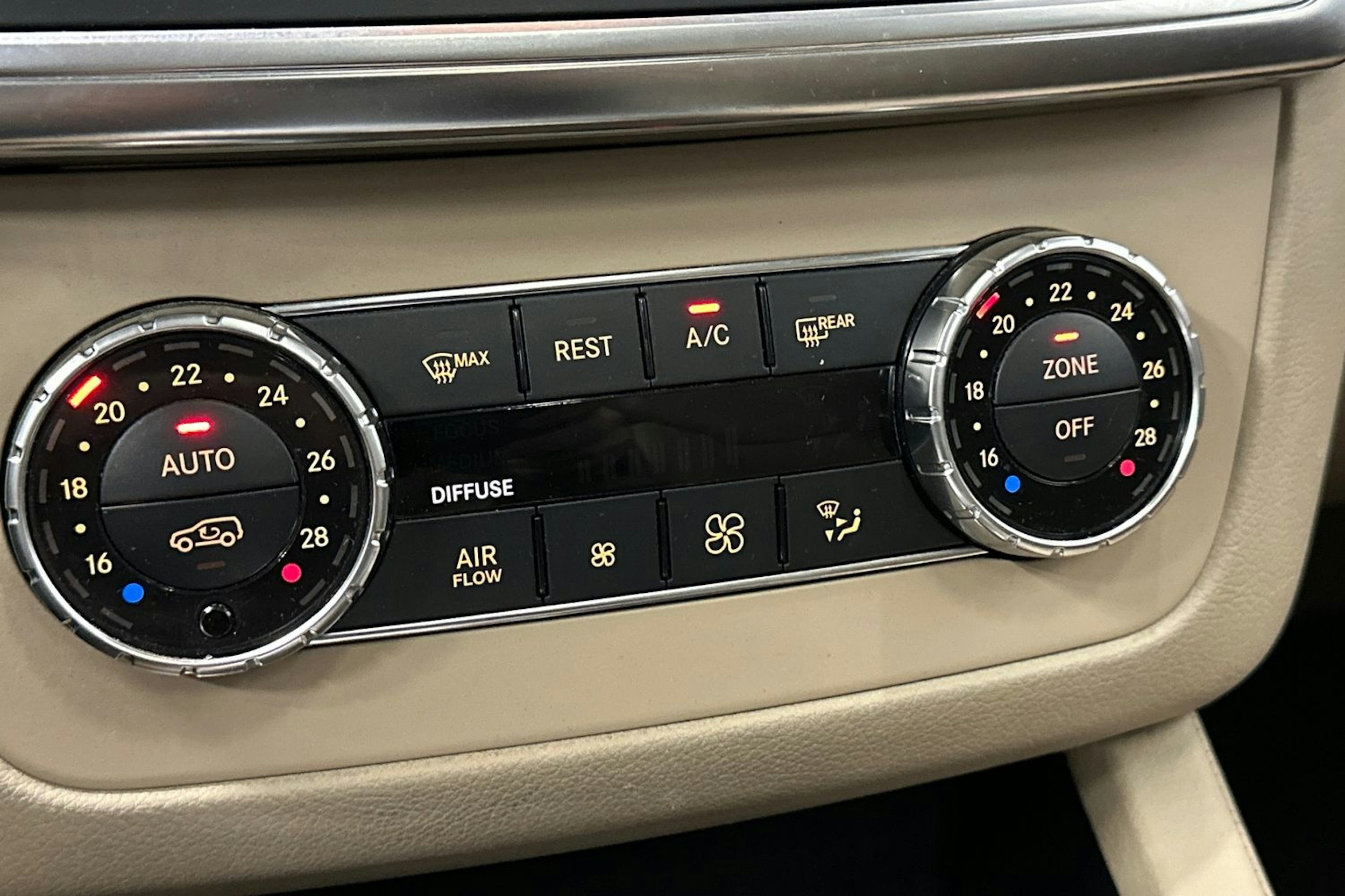 valkoinen Mercedes-Benz GL 2014 kuva 33.