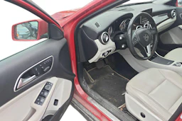 punainen Mercedes-Benz GLA 2014 kuva 3.