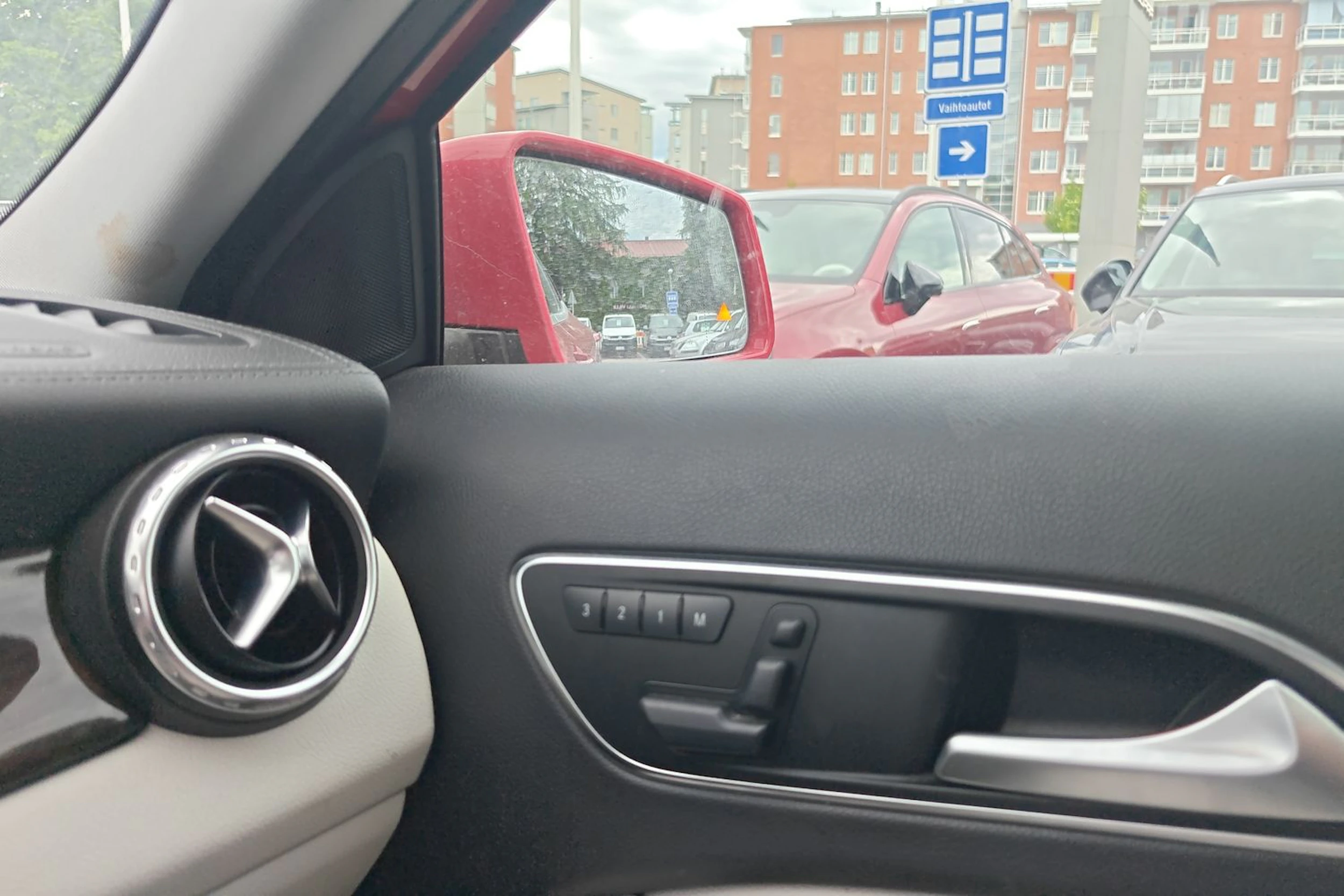 punainen Mercedes-Benz GLA 2014 kuva 4.