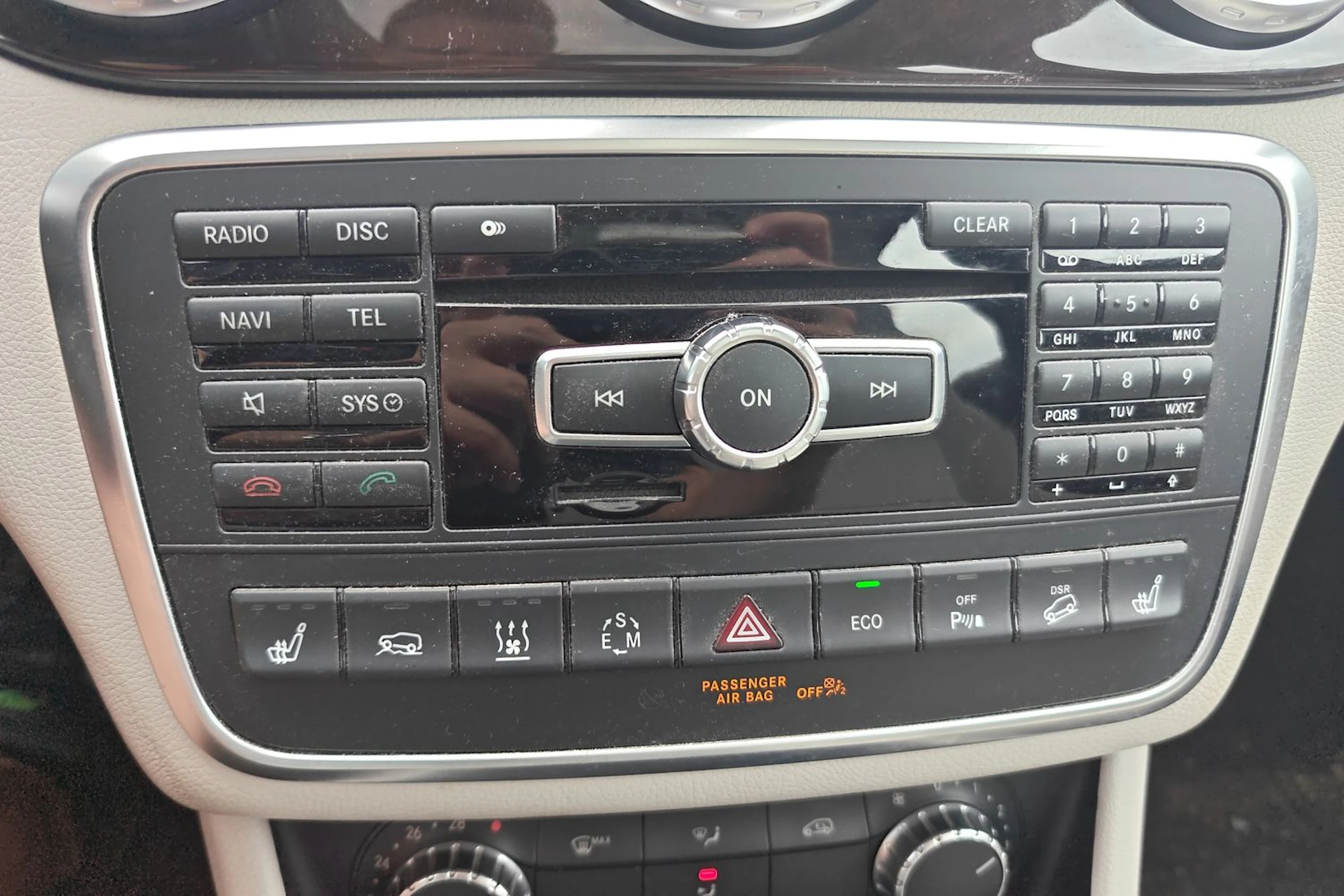 punainen Mercedes-Benz GLA 2014 kuva 7.