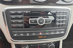 punainen Mercedes-Benz GLA 2014 kuva 7.