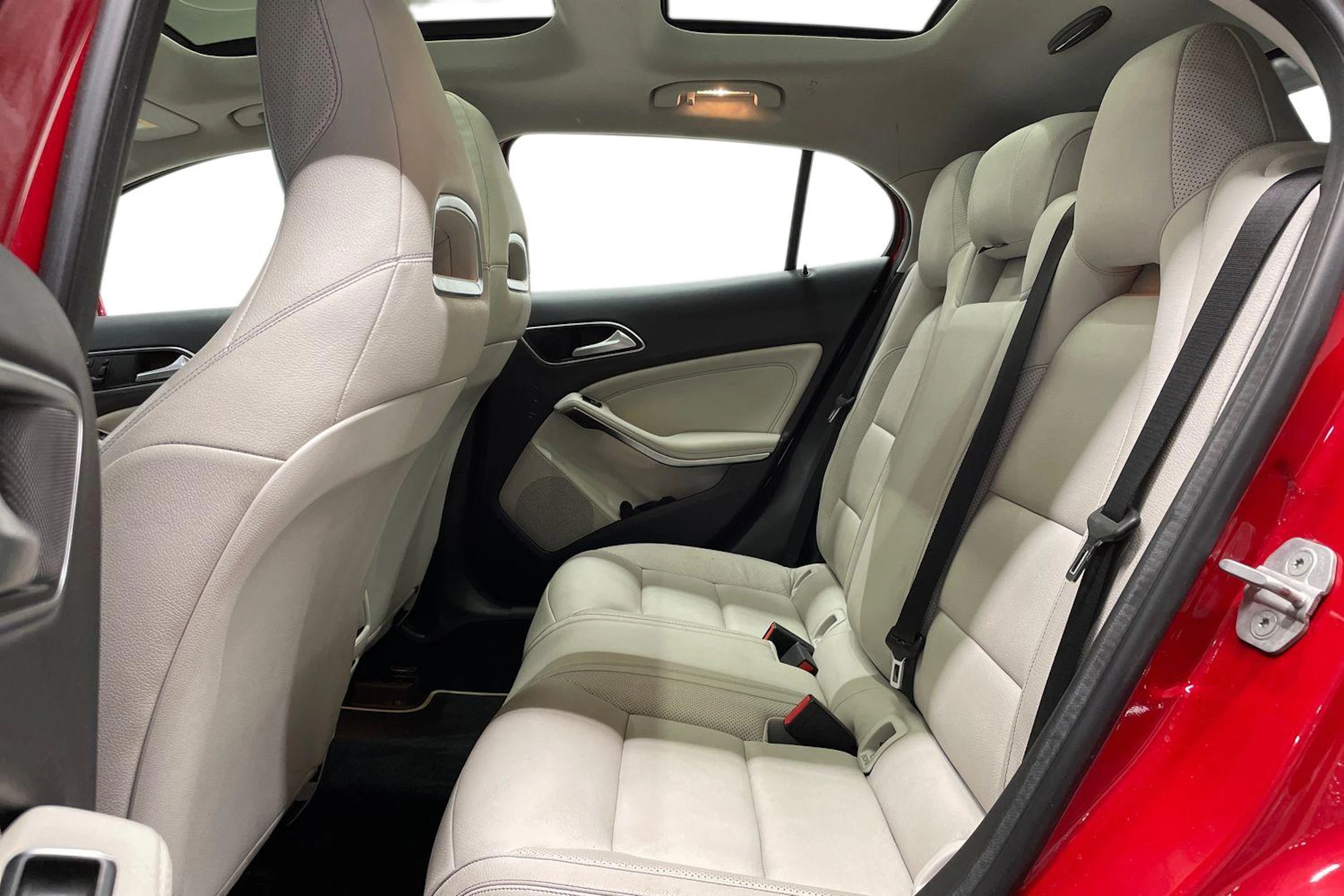 punainen Mercedes-Benz GLA 2014 kuva 8.