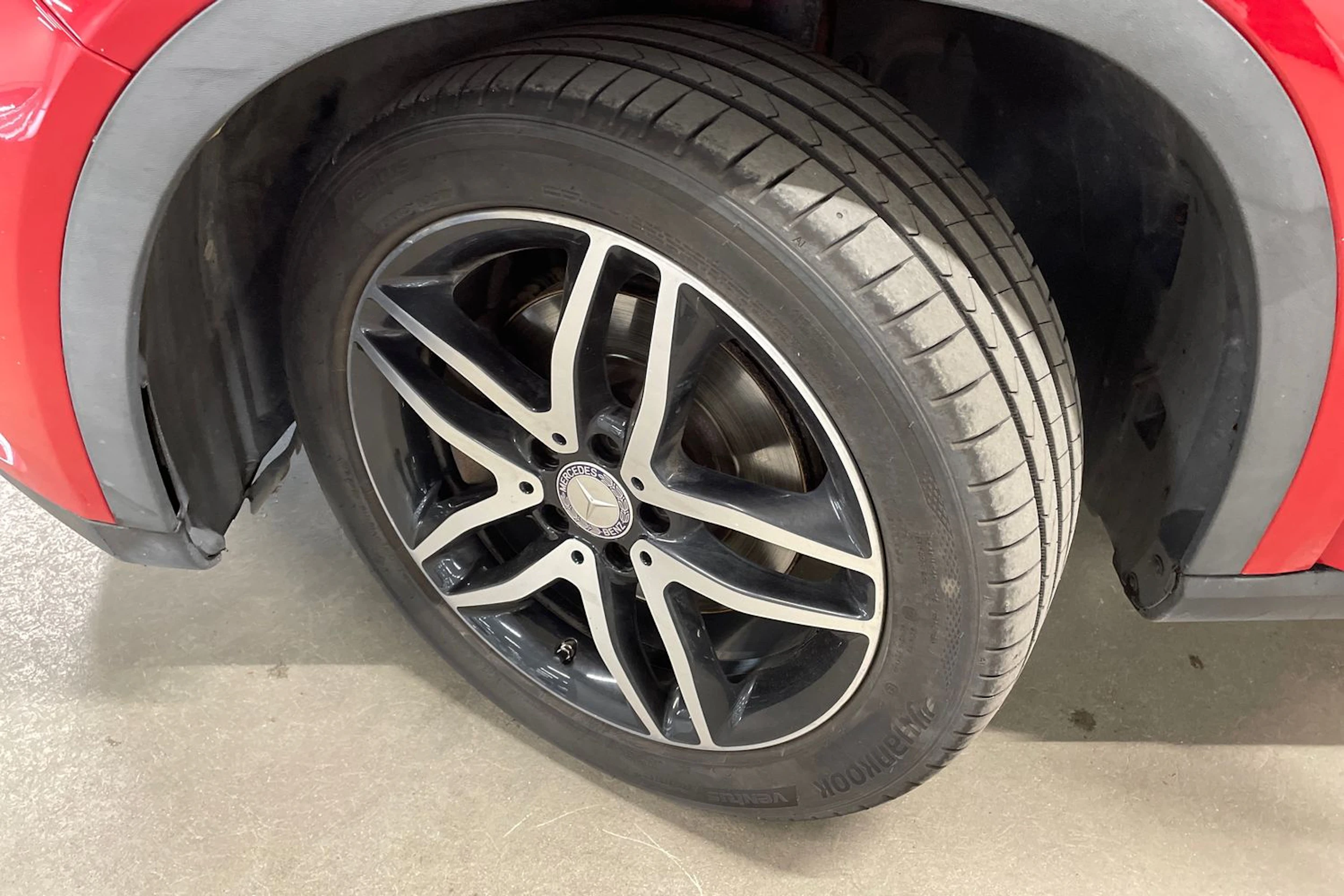 punainen Mercedes-Benz GLA 2014 kuva 10.