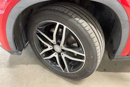 punainen Mercedes-Benz GLA 2014 kuva 10.