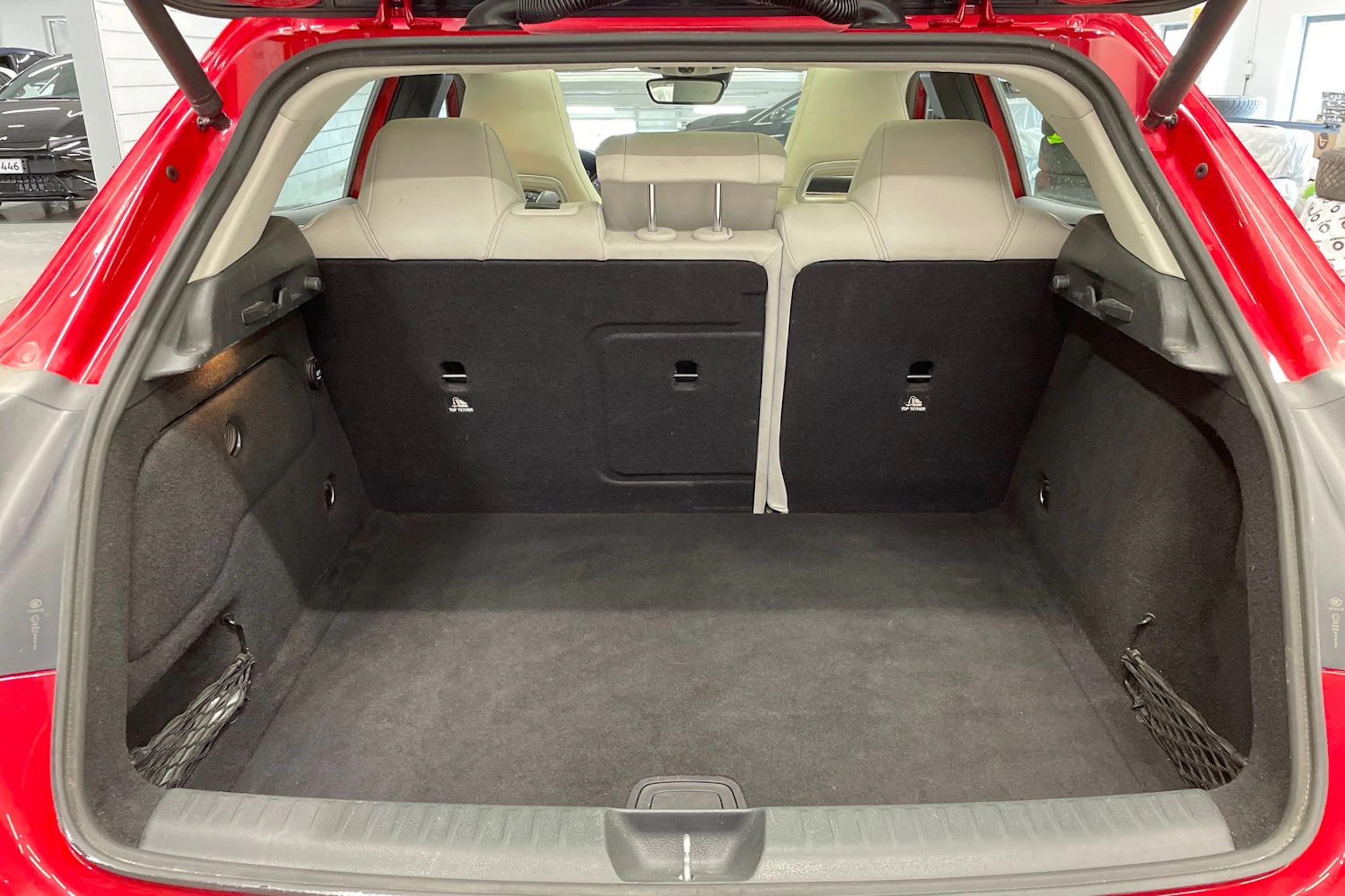 punainen Mercedes-Benz GLA 2014 kuva 11.
