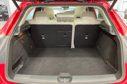 punainen Mercedes-Benz GLA 2014 kuva 11.
