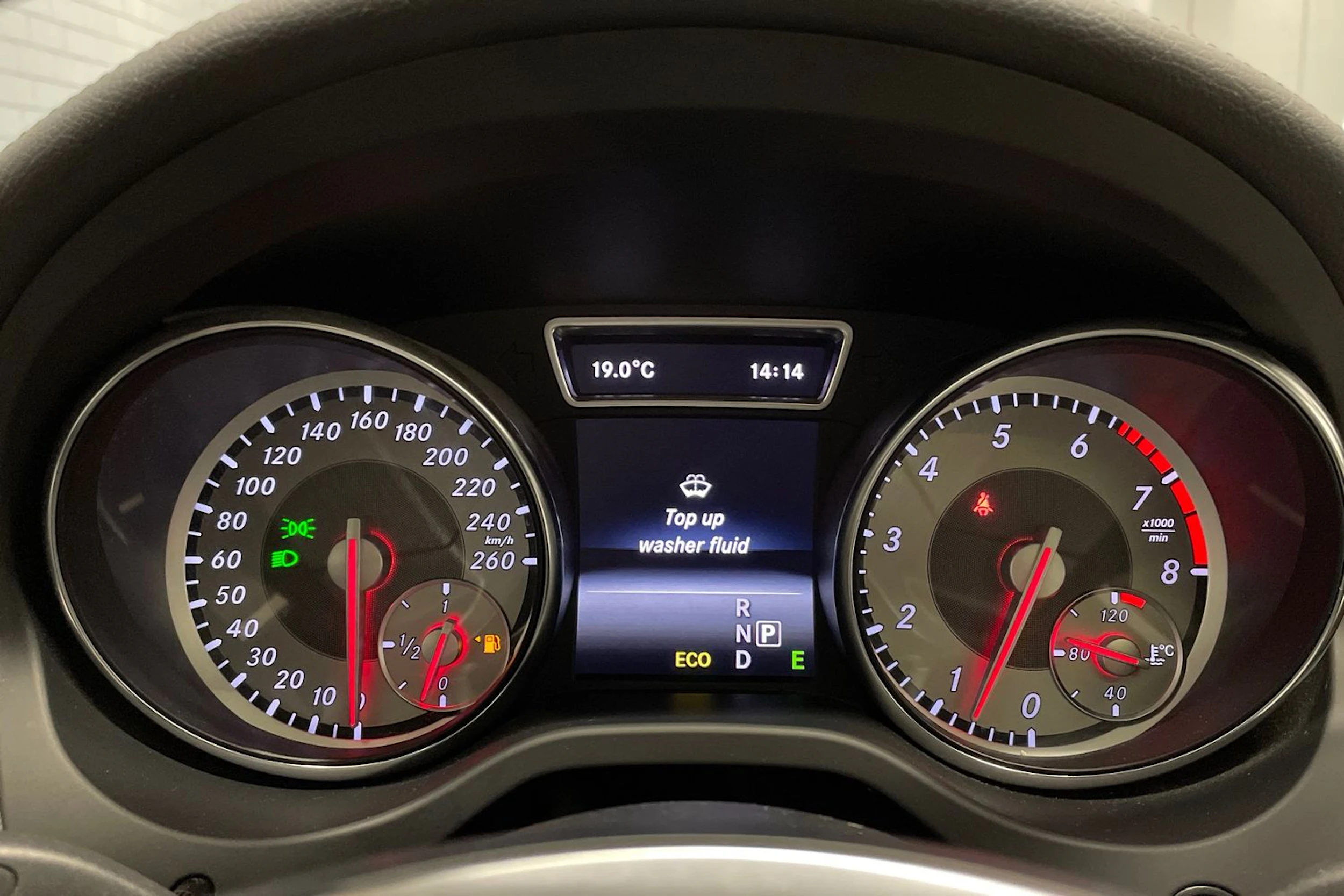 punainen Mercedes-Benz GLA 2014 kuva 12.
