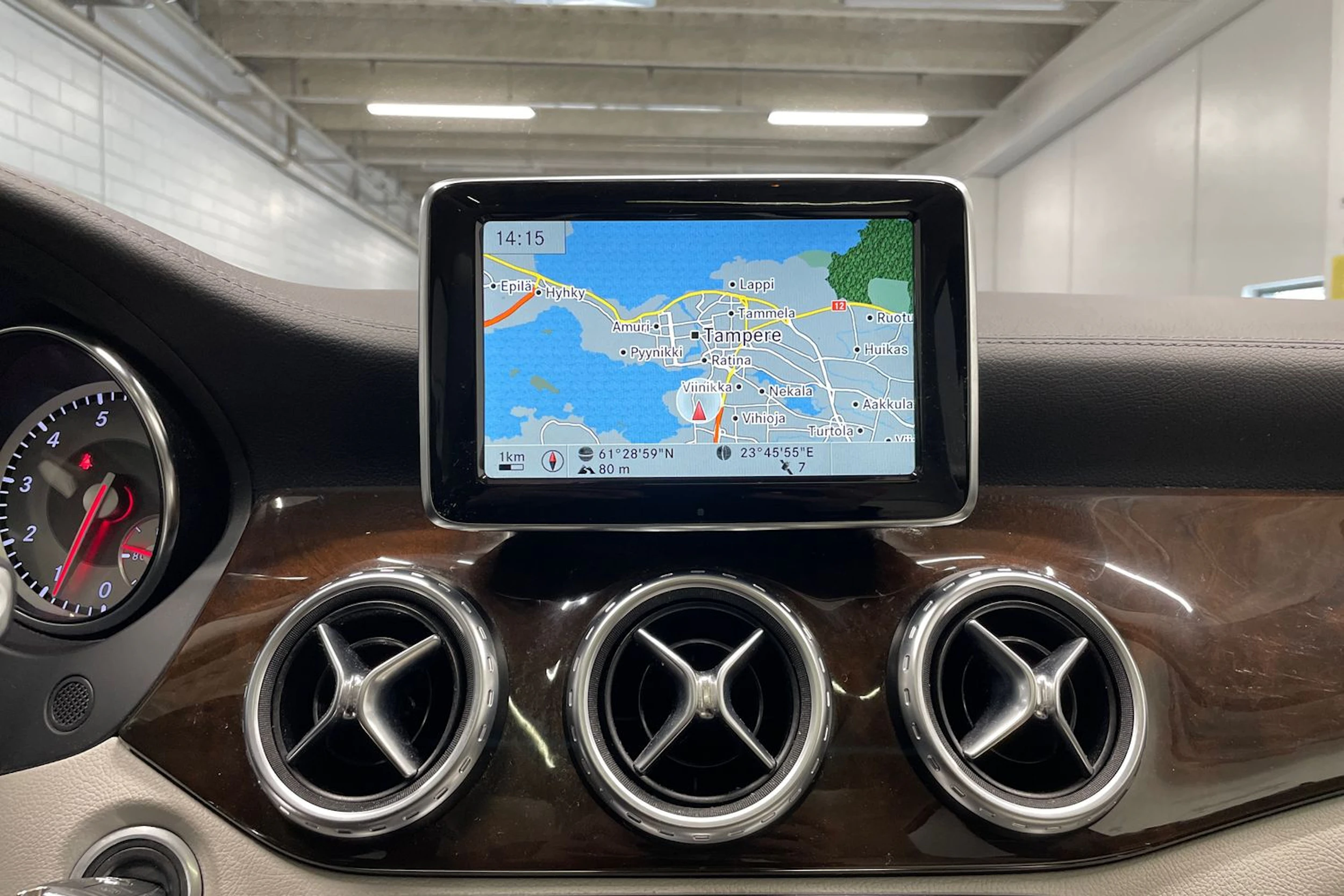 punainen Mercedes-Benz GLA 2014 kuva 13.