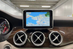 punainen Mercedes-Benz GLA 2014 kuva 13.