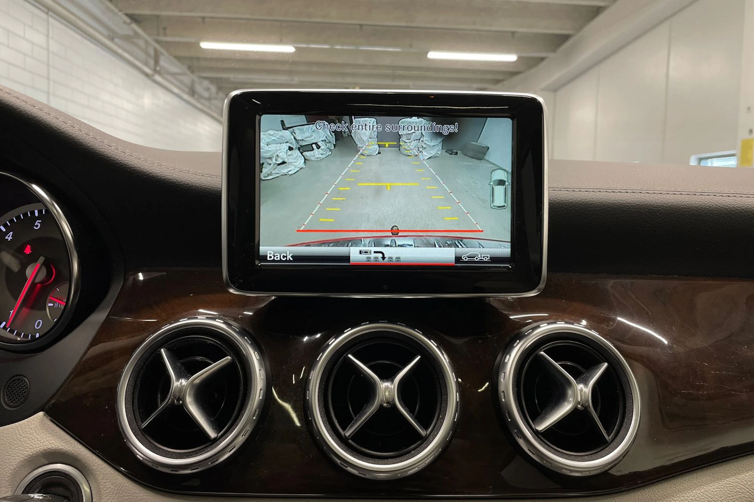 punainen Mercedes-Benz GLA 2014 kuva 14.