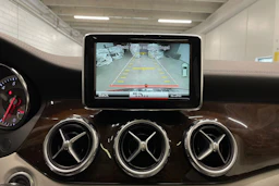 punainen Mercedes-Benz GLA 2014 kuva 14.