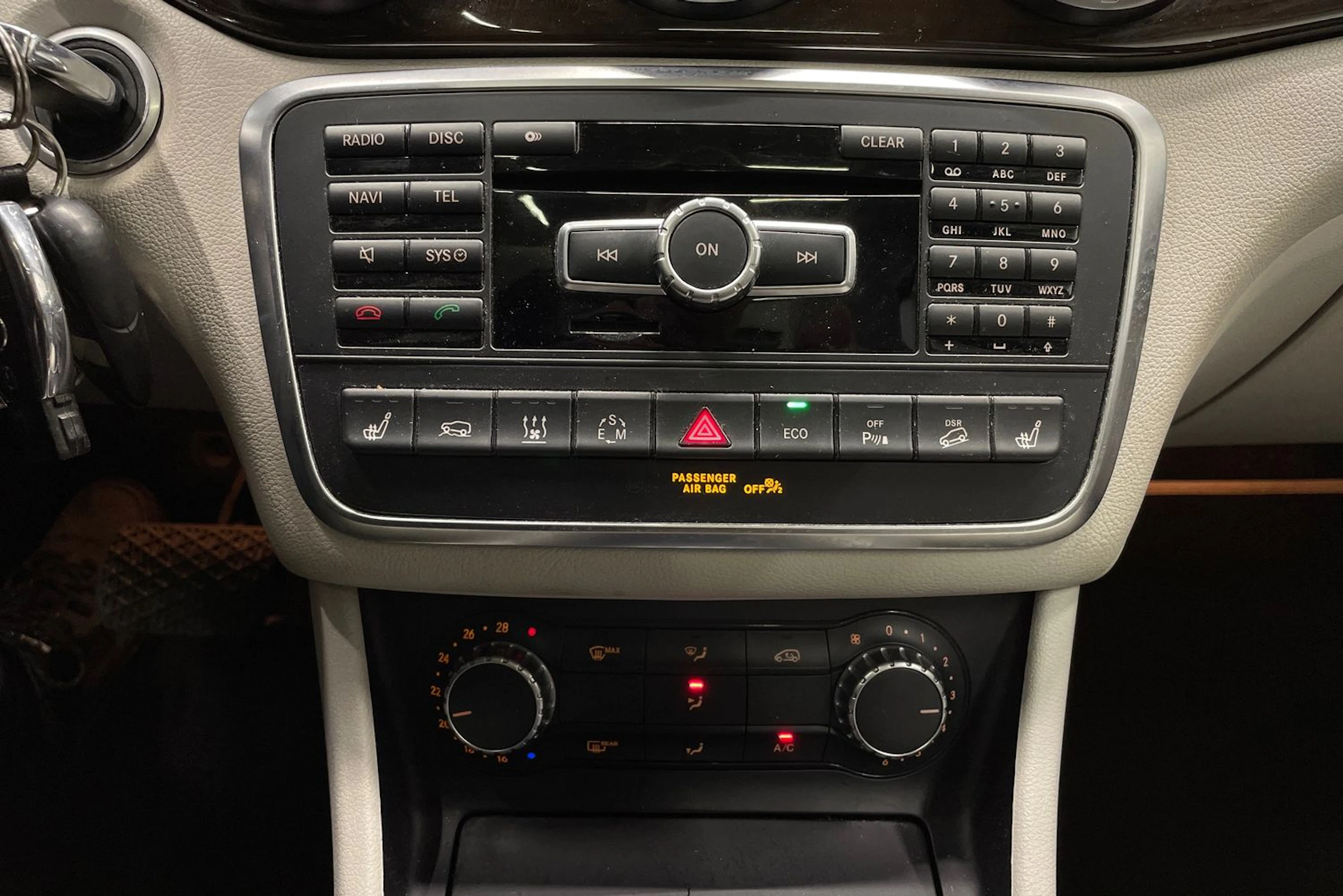 punainen Mercedes-Benz GLA 2014 kuva 15.